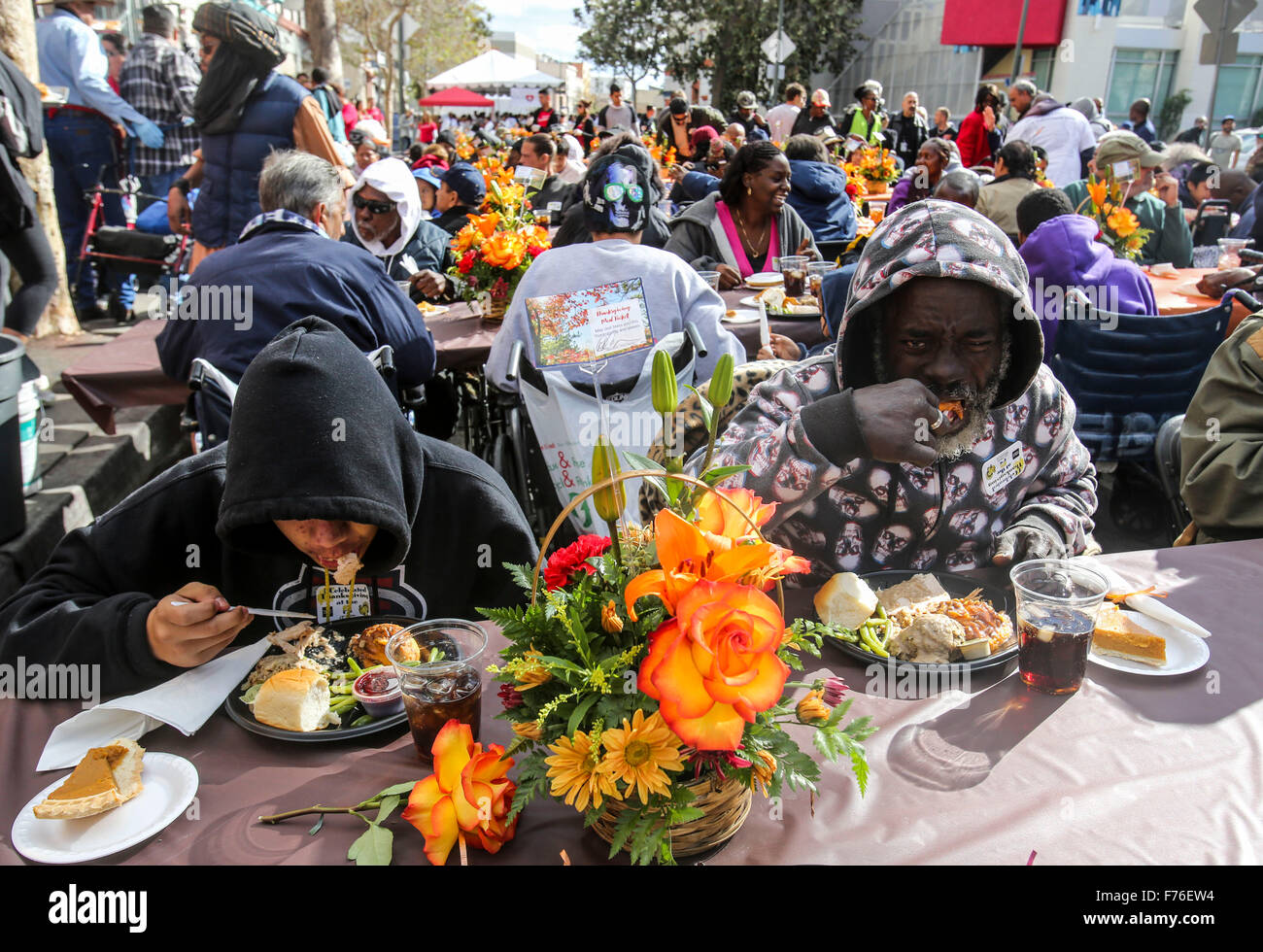 (151126)--LOS ANGELS, 26. November 2015 (Xinhua)--Menschen nehmen ihr Thanksgiving-Essen in Los Angeles, USA, am 25. November 2015. Tausende von Skid Row Bewohner und obdachlosen Menschen von der Innenstadt und darüber hinaus wurden Thanksgiving Abendessen während der Los Angeles Mission Jahresurlaub fest. (Xinhua/Zhao Hanrong) (Azp) Stockfoto