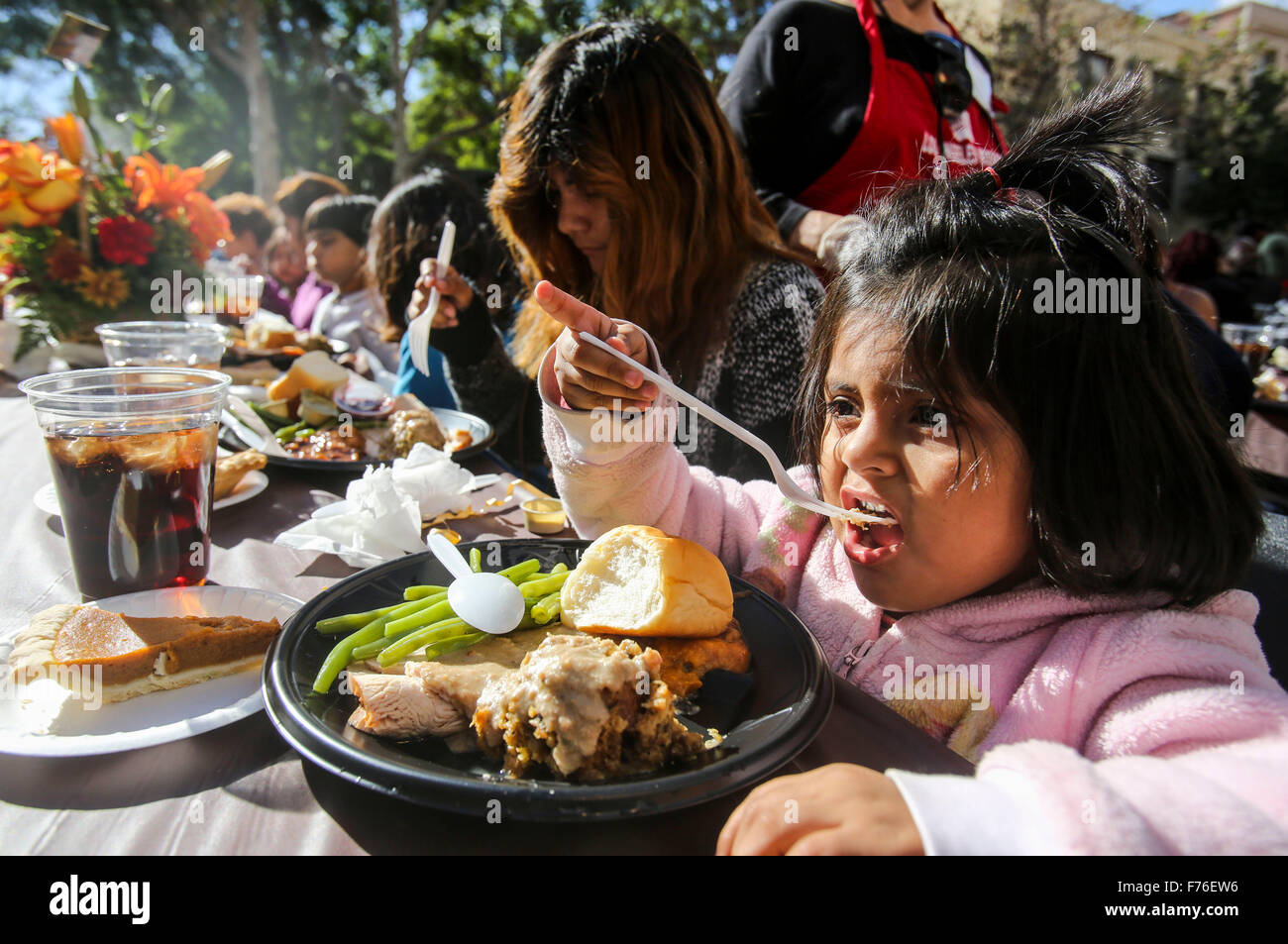 (151126)--LOS ANGELS, 26. November 2015 (Xinhua)--ein Mädchen findet ihr Thanksgiving-Essen in Los Angeles, USA, am 25. November 2015. Tausende von Skid Row Bewohner und obdachlosen Menschen von der Innenstadt und darüber hinaus wurden Thanksgiving Abendessen während der Los Angeles Mission Jahresurlaub fest.  (Xinhua/Zhao Hanrong) (Azp) Stockfoto