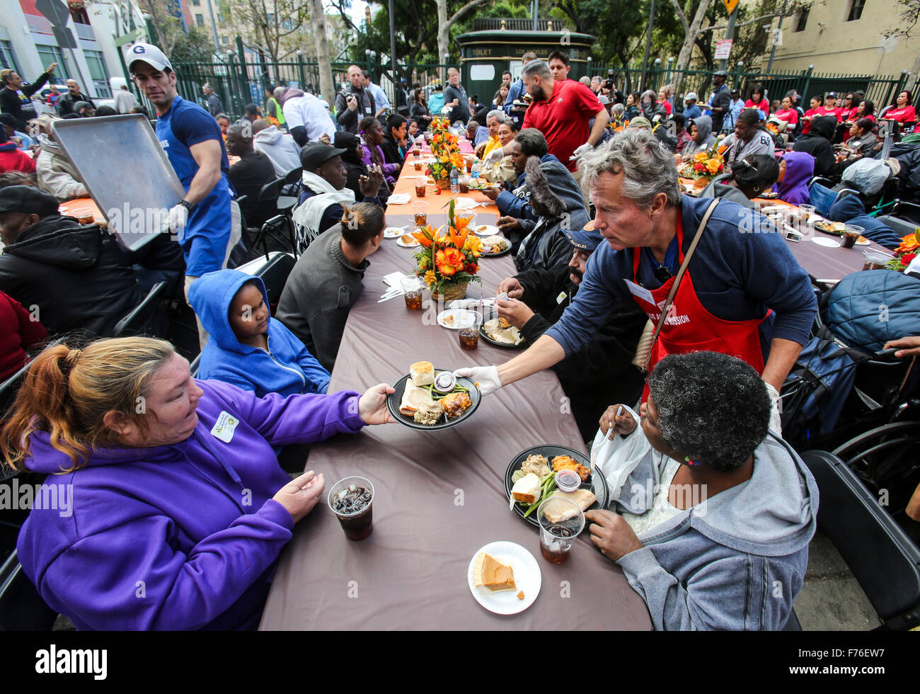 (151126)--LOS ANGELS, 26. November 2015 (Xinhua)--Menschen nehmen ihr Thanksgiving-Essen in Los Angeles, USA, am 25. November 2015. Tausende von Skid Row Bewohner und obdachlosen Menschen von der Innenstadt und darüber hinaus wurden Thanksgiving Abendessen während der Los Angeles Mission Jahresurlaub fest.  (Xinhua/Zhao Hanrong) (Azp) Stockfoto