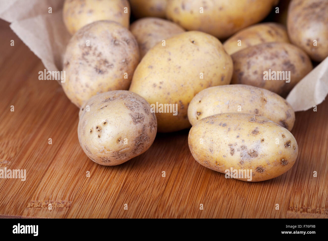 Kartoffelsuppe mit Croutons und Schnittlauch Stränge Stockfoto