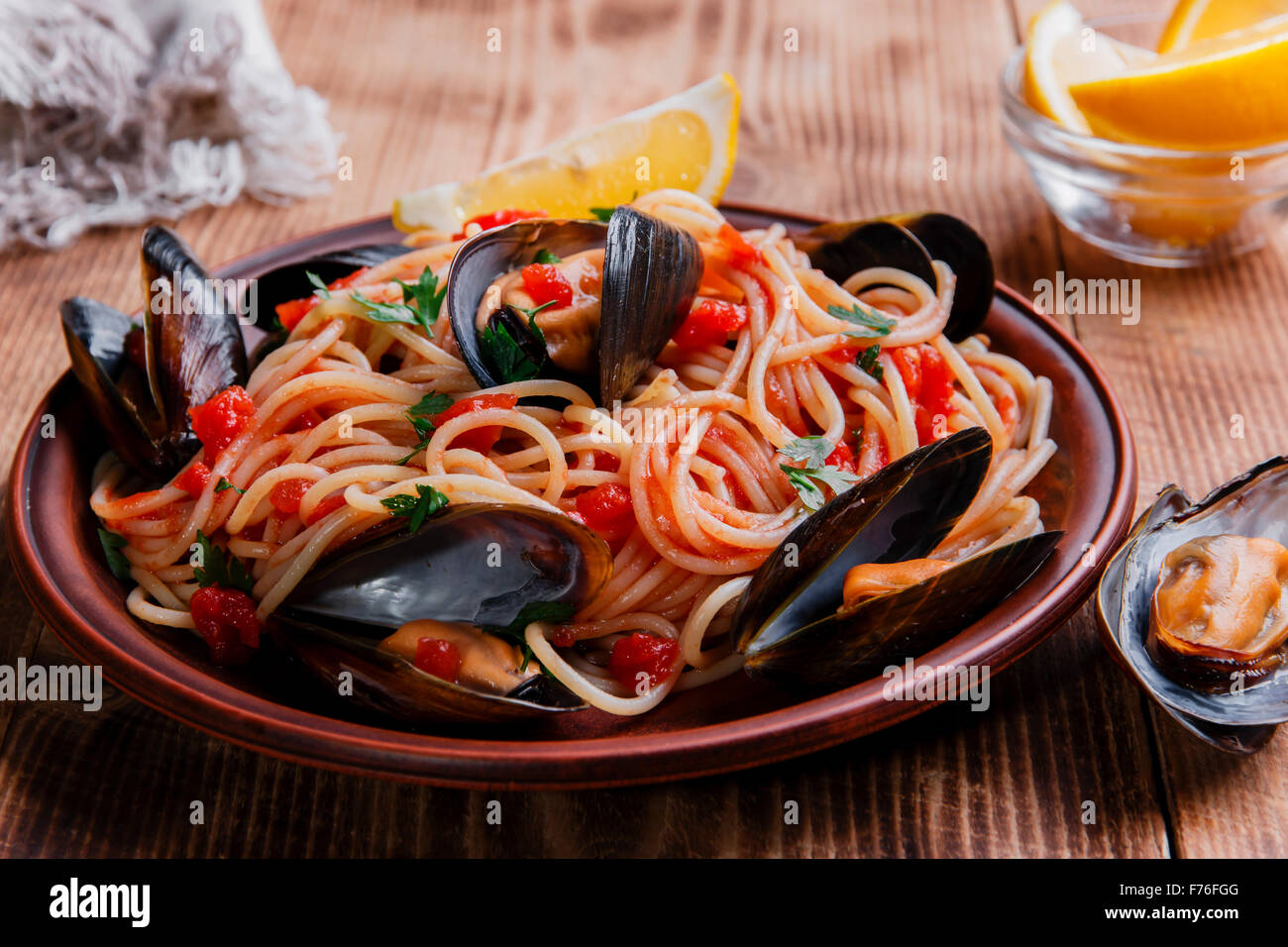 Spaghetti mit Muscheln Austern in Tomatensauce Stockfoto