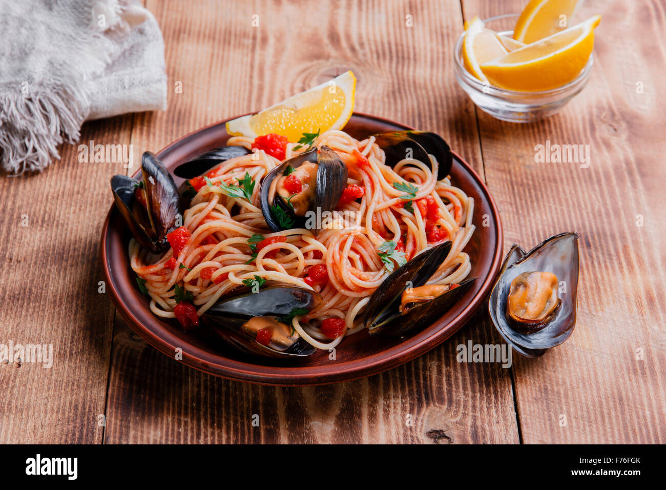 Spaghetti mit Muscheln Austern in Tomatensauce Stockfoto