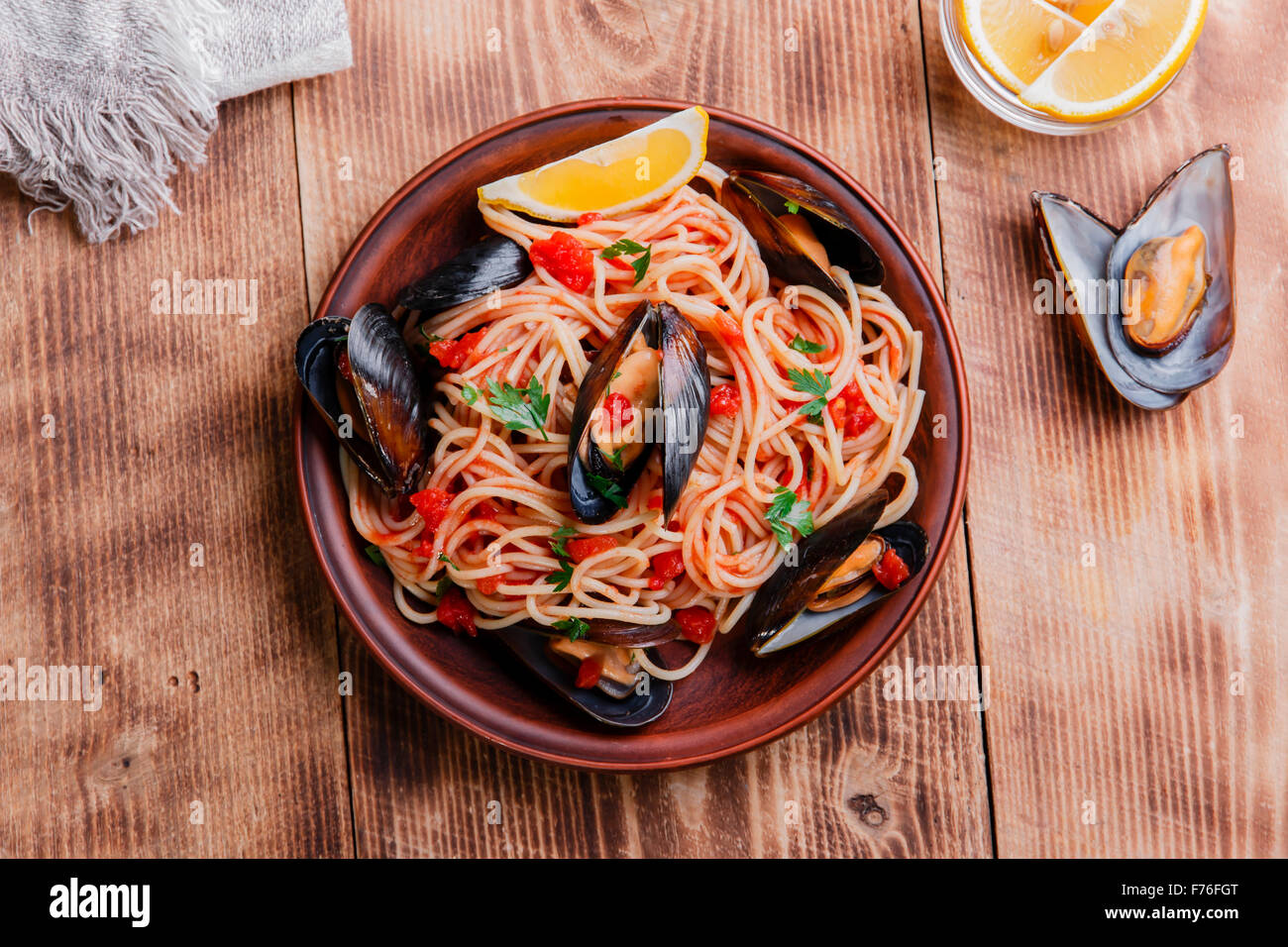 Spaghetti mit Muscheln Austern in Tomatensauce Stockfoto