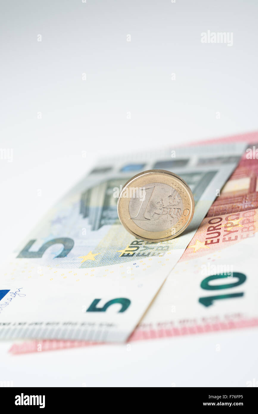 Fünf und zehn-Euro-Schein mit Euro-Münze Stockfoto