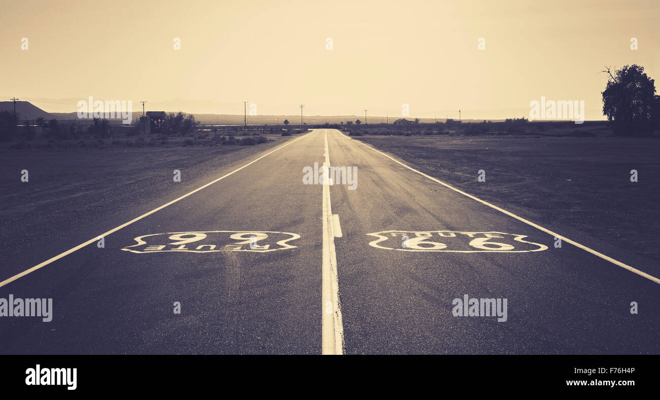 Alte Film retro dunkel getönten Foto von Route 66, Kalifornien, USA. Stockfoto