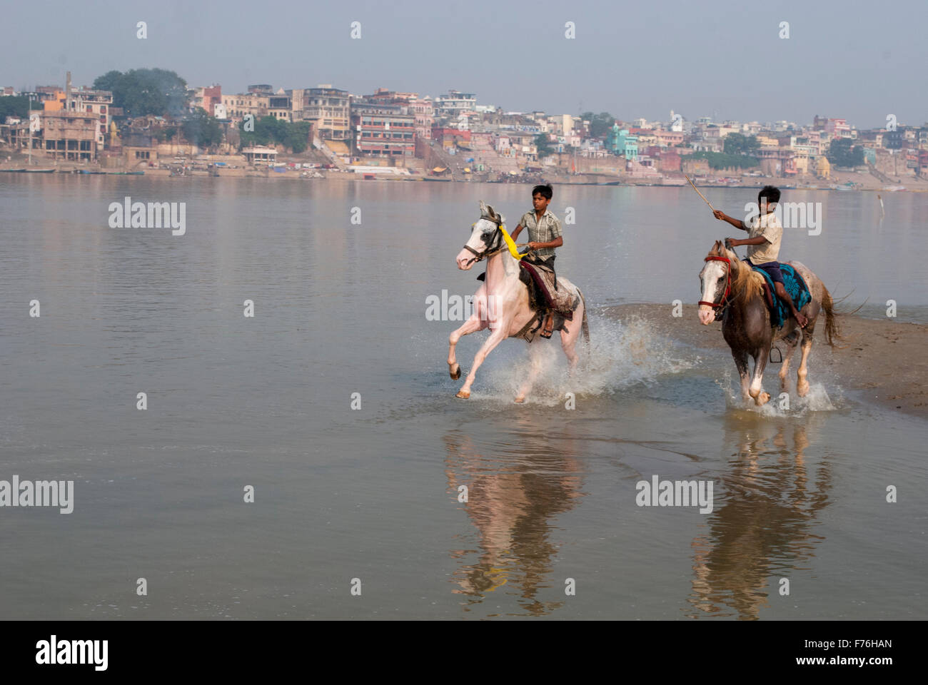 Jungen Pferderennen Ganga Fluß, Varanasi, Uttar Pradesh, Indien, Asien Stockfoto