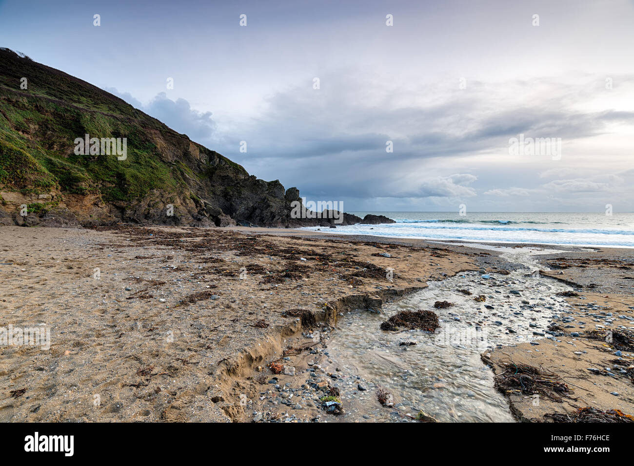 Ein stürmischer Tag am Hemmick Strand an der südlichen Küste von Cornwall Stockfoto