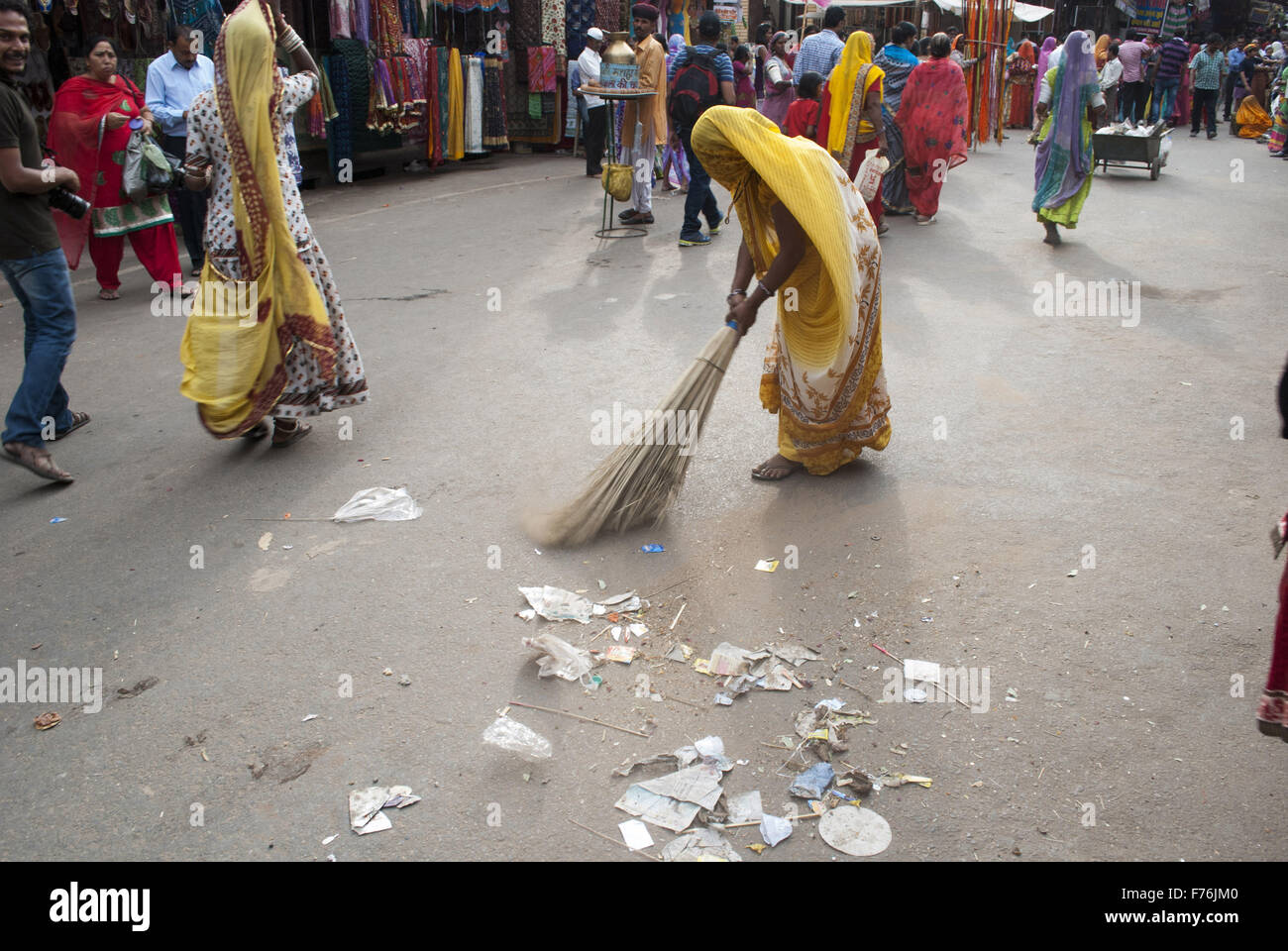 Frau fegt Straße, Pushkar, Rajasthan, Indien, Asien Stockfoto