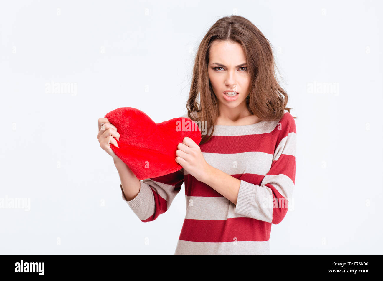 Porträt einer jungen wütend Frau mit roten Herzen isoliert auf weißem Hintergrund Stockfoto