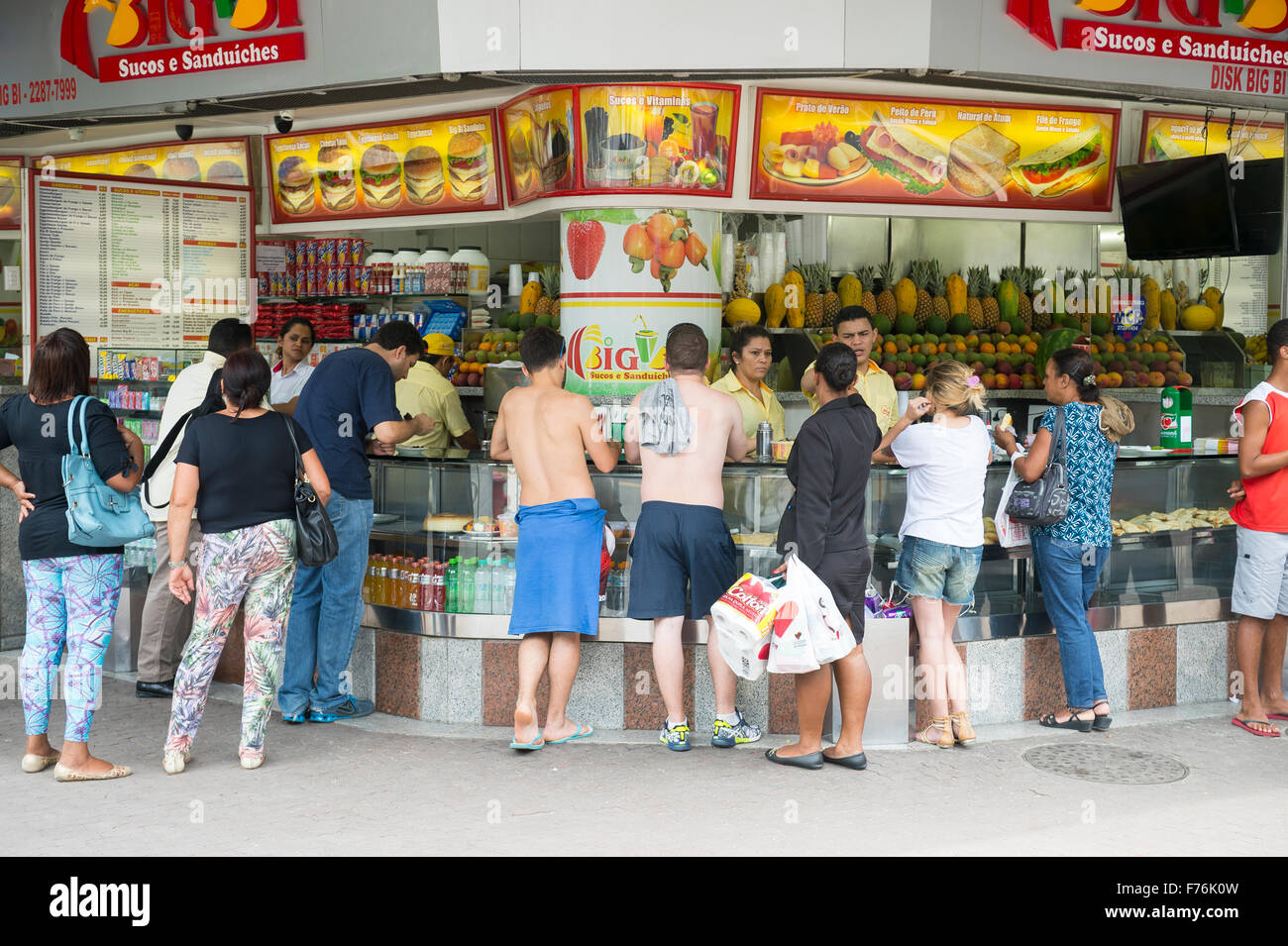 RIO DE JANEIRO, Brasilien - 25. Oktober 2015: Kunden versammeln sich am typischen brasilianischen Saft Stand im Stadtteil Ipanema. Stockfoto