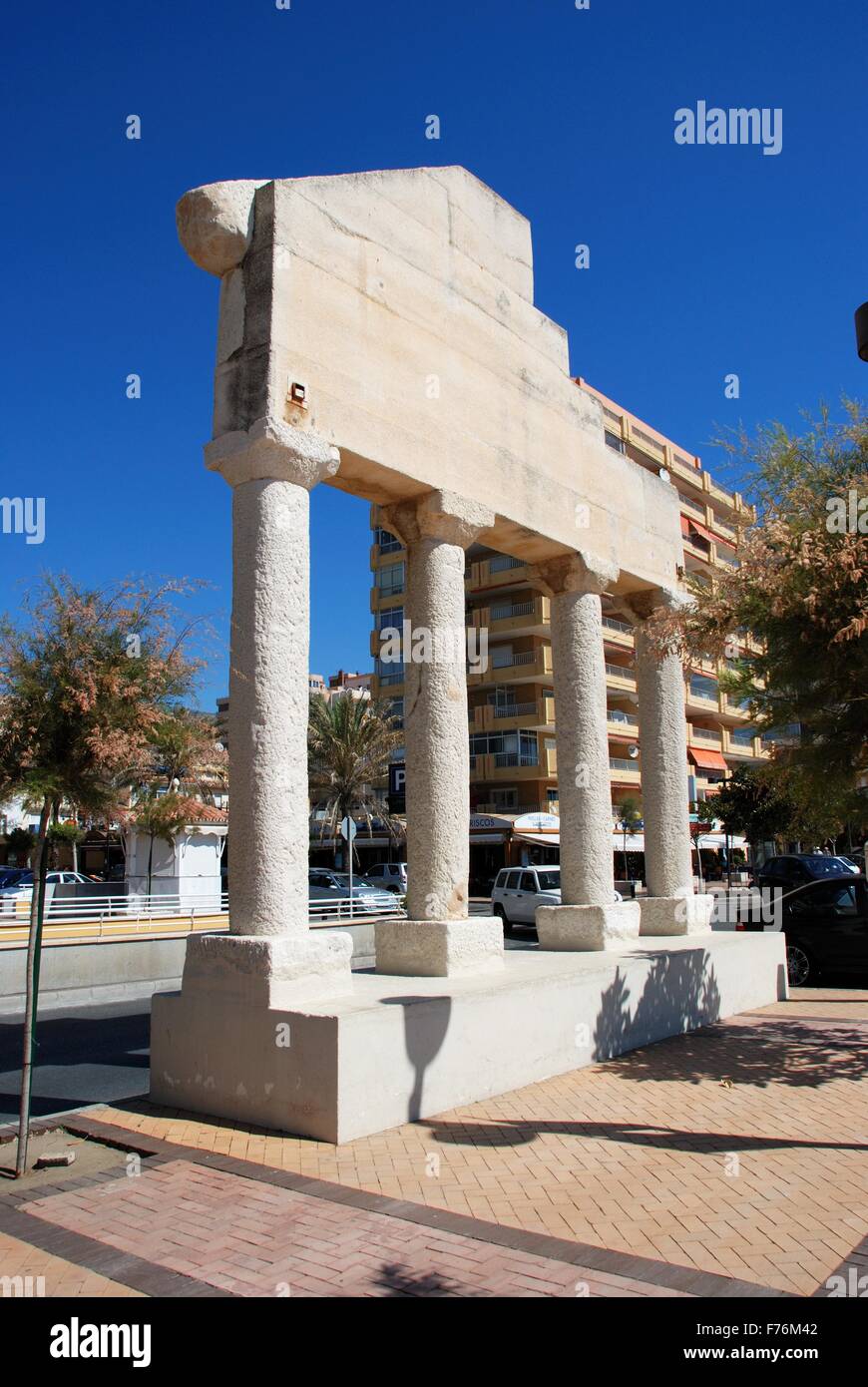 Römischen Stil Säulen in der Plaza Castilla, Fuengirola, Provinz Malaga, Andalusien, Spanien, Westeuropa. Stockfoto