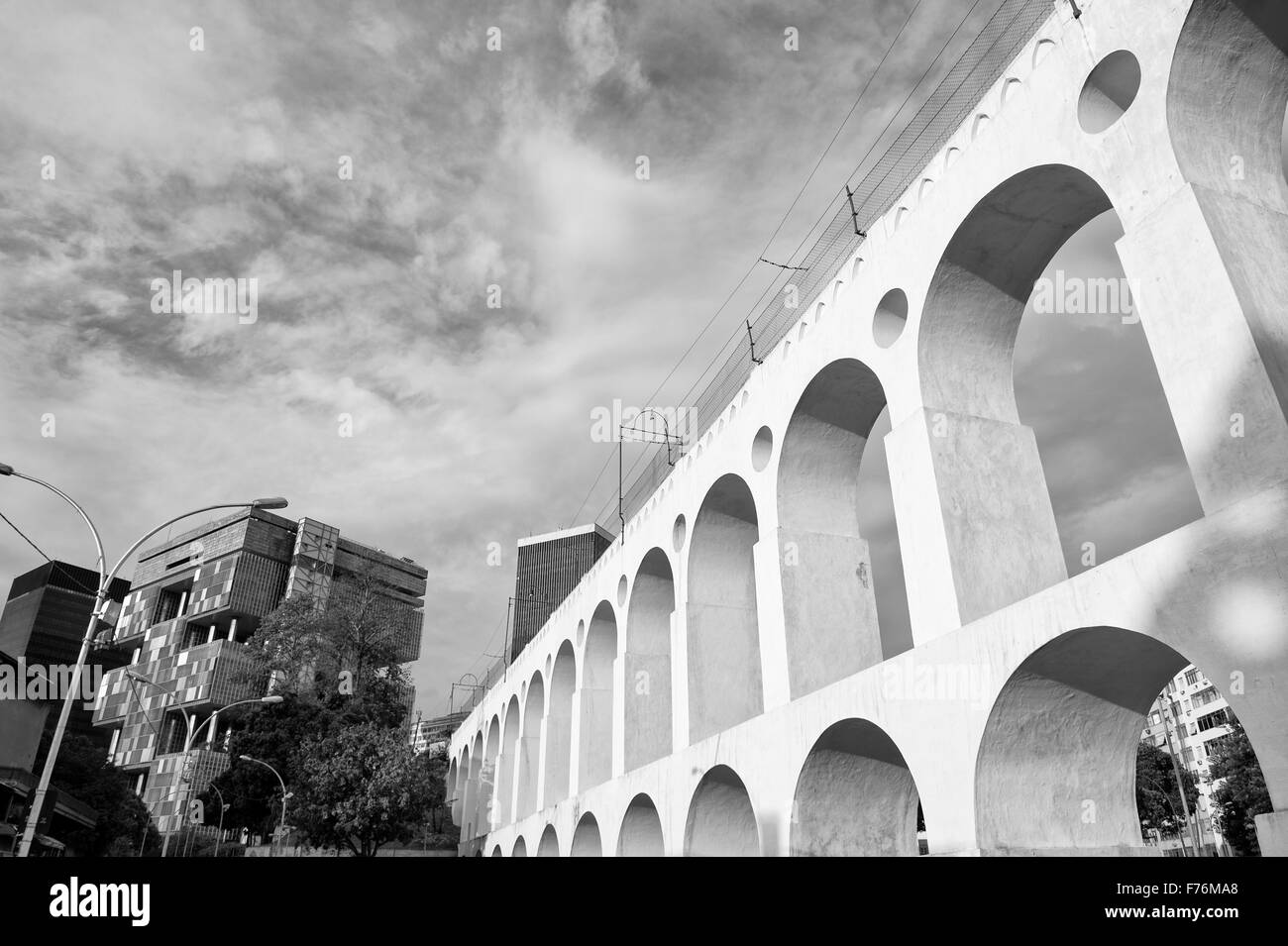 Landmark Bögen von Arcos da Lapa in Centro von Rio de Janeiro Brasilien in einfarbig schwarz / weiß Stockfoto