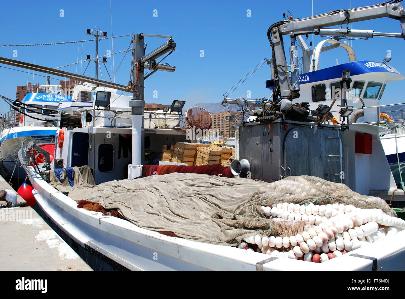 Traditionelle Fischerboote und Fischkutter in den Hafen von Fuengirola, Provinz Malaga, Andalusien, Spanien, Westeuropa. Stockfoto