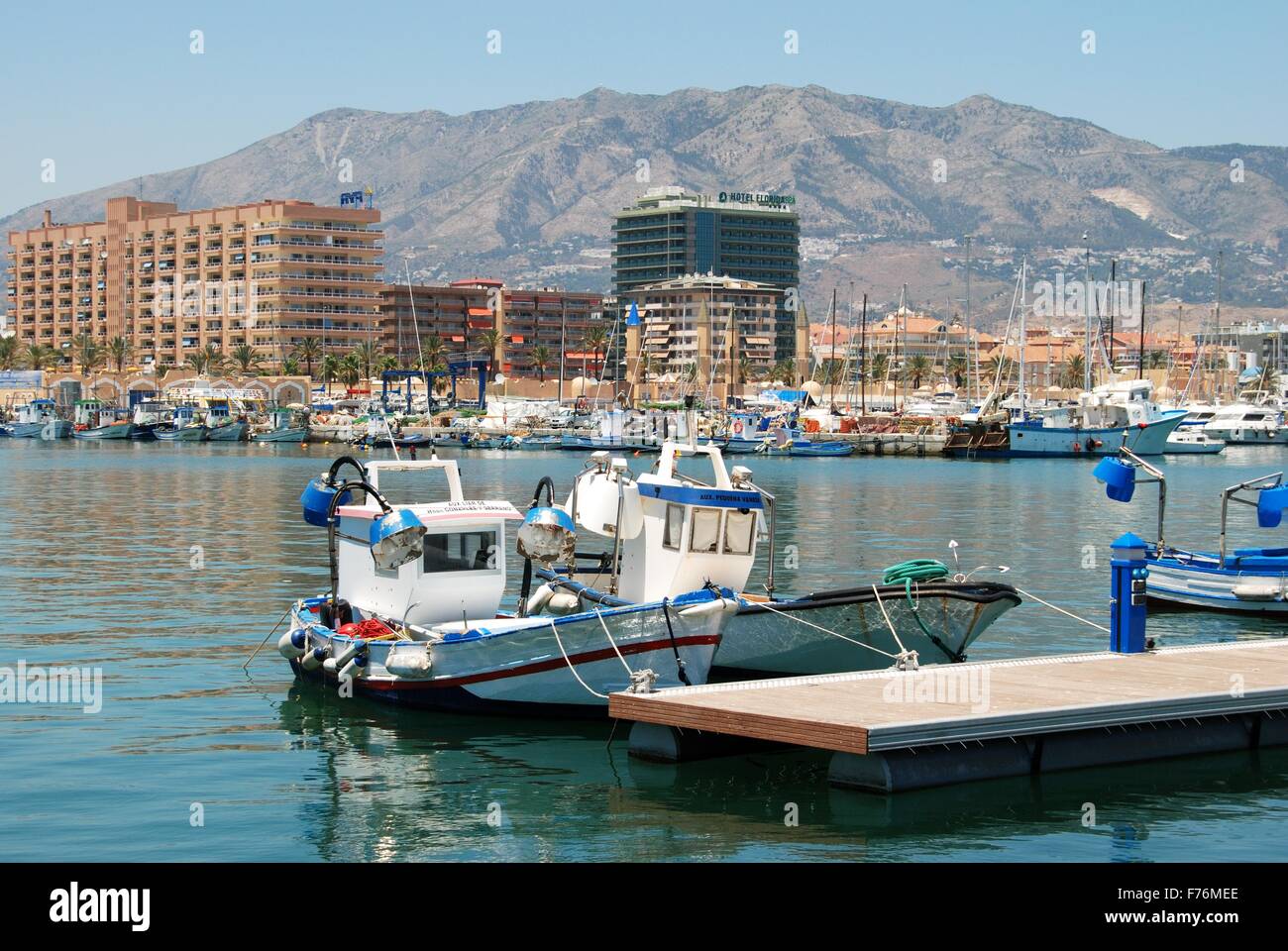 Traditionelle Fischerboote und Fischkutter in den Hafen von Fuengirola, Provinz Malaga, Andalusien, Spanien, Westeuropa. Stockfoto