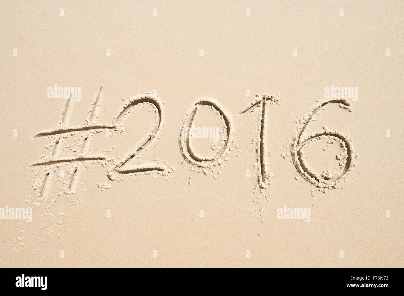 Hashtag-social Media-Nachricht für das Jahr 2016 geschrieben im weichen Sand am Strand von Rio De Janeiro, Brasilien Stockfoto