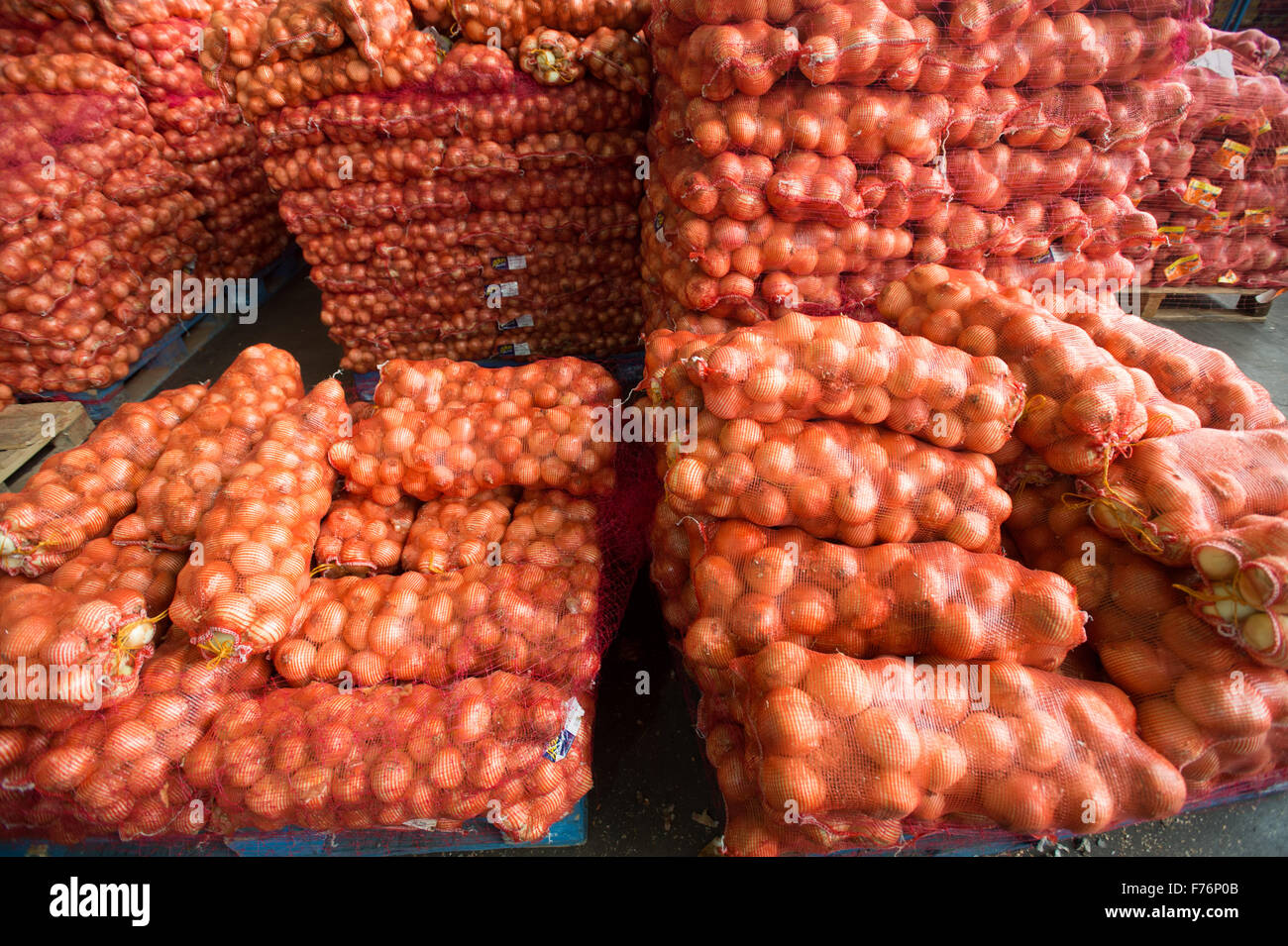 Große Taschen von Zwiebeln gestapelt auf Paletten in Tshwane Fresh Produce Market in Südafrika Stockfoto