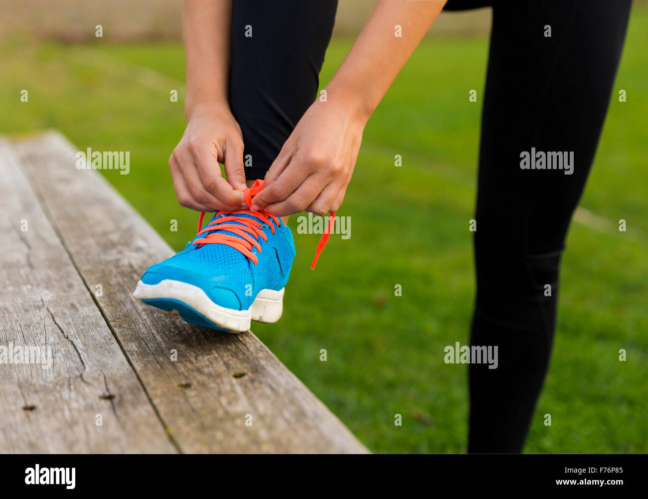 Frau ihre Schuhe zu binden und immer bereit für Zug Stockfoto