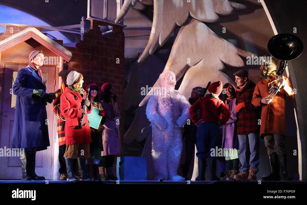 London, UK. 25. November 2015. Der Schneemann - eine neue Produktion im Peacock Theatre, London - mit The Snowman, gespielt von Martin Fenton und The Boy gespielt von Oscar Couchman auf November 25. 2015 Credit: KEITH MAYHEW/Alamy Live News Stockfoto