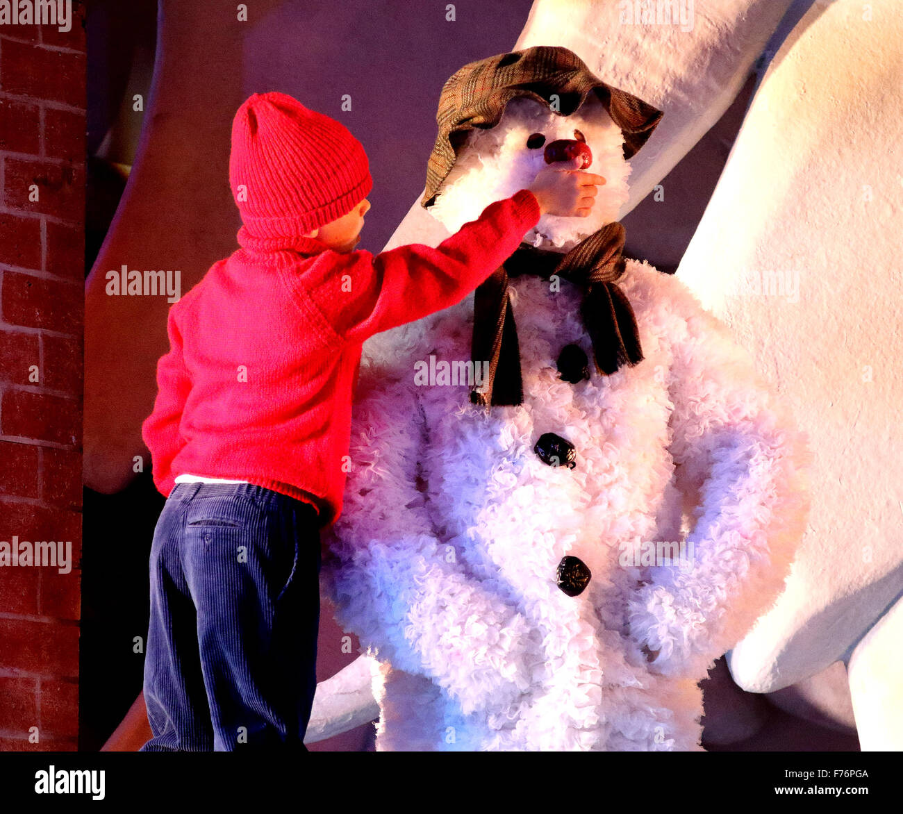 London, UK. 25. November 2015. Der Schneemann - eine neue Produktion im Peacock Theatre, London - mit The Snowman, gespielt von Martin Fenton und The Boy gespielt von Oscar Couchman auf November 25. 2015 Credit: KEITH MAYHEW/Alamy Live News Stockfoto