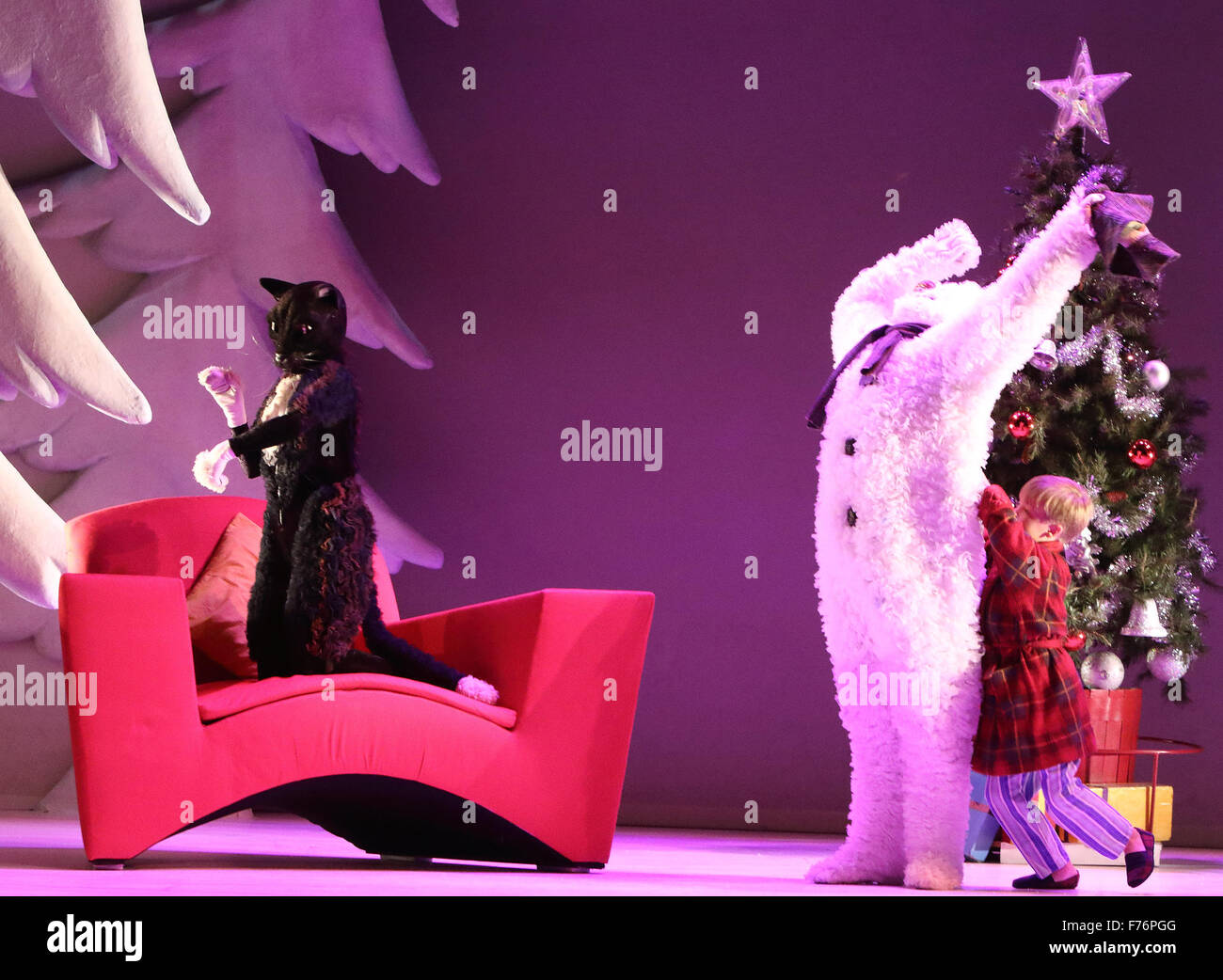 London, UK. 25. November 2015. Der Schneemann - eine neue Produktion im Peacock Theatre, London - mit The Snowman, gespielt von Martin Fenton und The Boy gespielt von Oscar Couchman auf November 25. 2015 Credit: KEITH MAYHEW/Alamy Live News Stockfoto