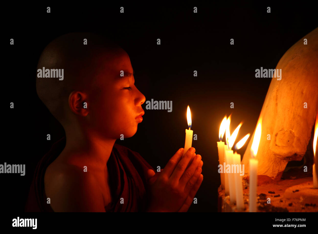 Burmesische Mönch beten Stockfoto