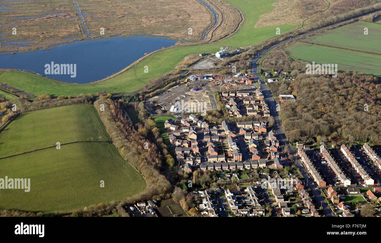 Luftaufnahme von neuen Wohnungen gebaut Stadtrand auf dem grünen Land, UK Stockfoto