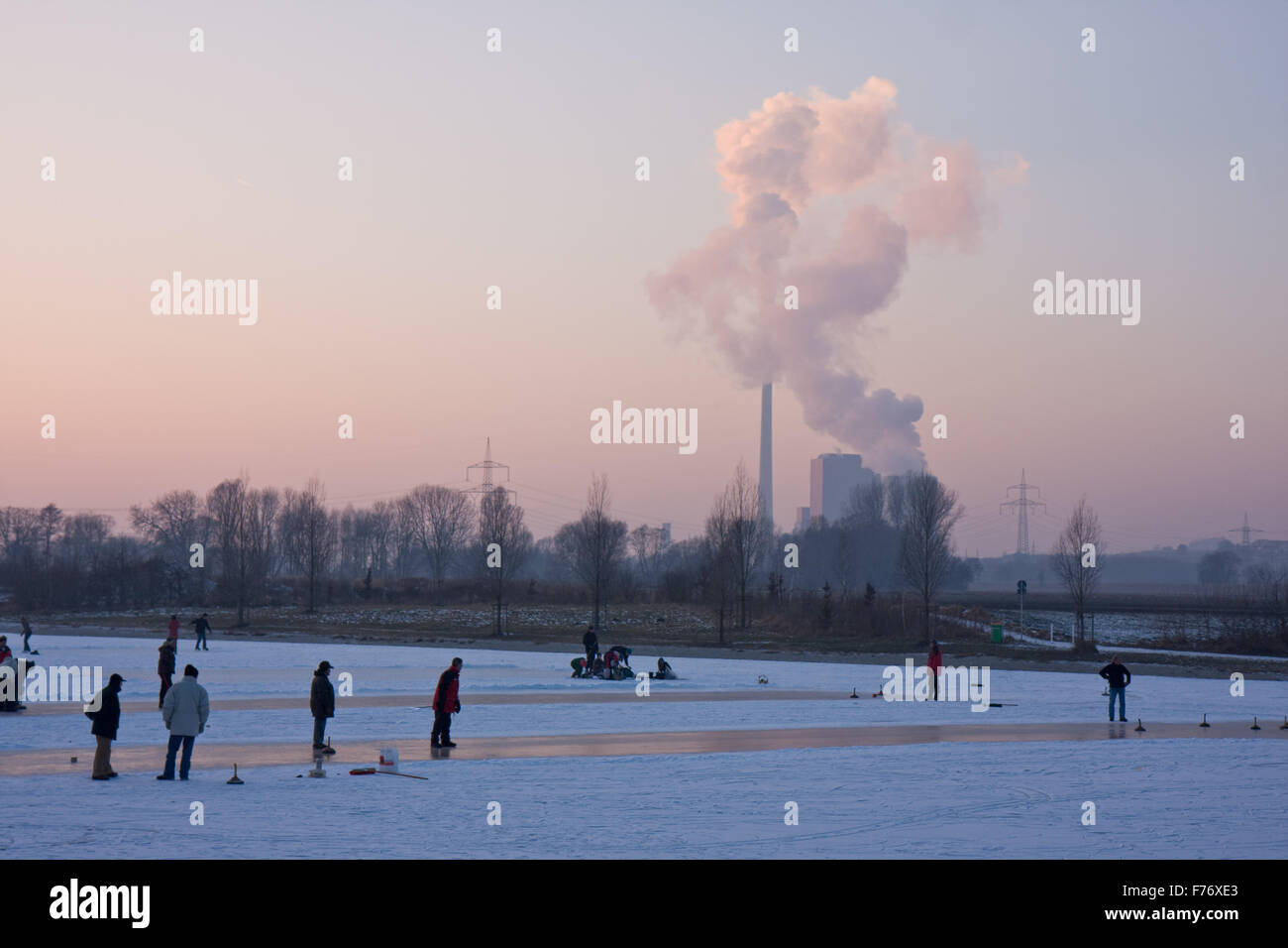 zwei Eisstöcke auf einem zugefrorenen See bei Sonnenuntergang Stockfoto