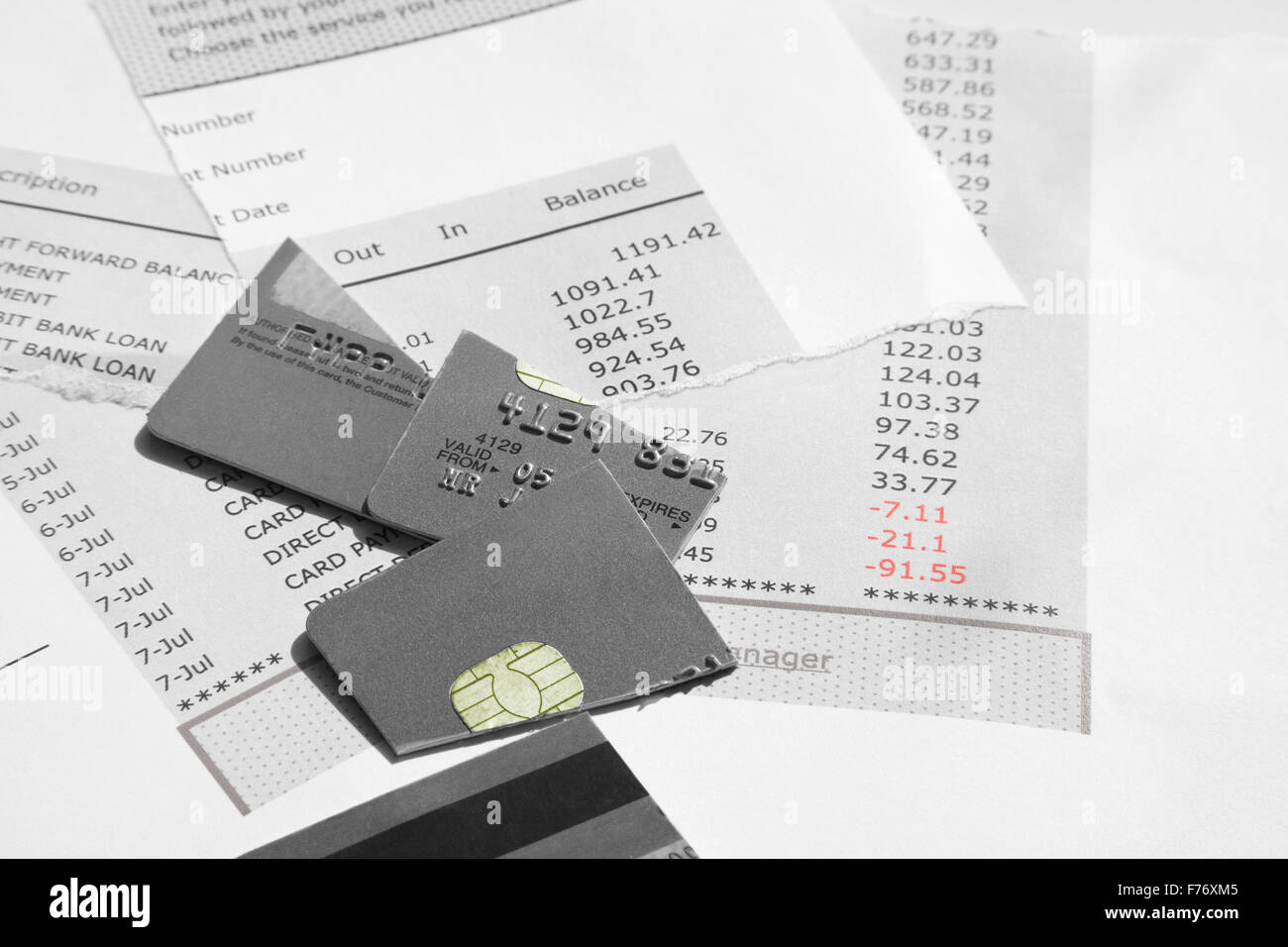 Kreditkartenabrechnung und Kreditkarte in kleine Stücke schneiden Stockfoto