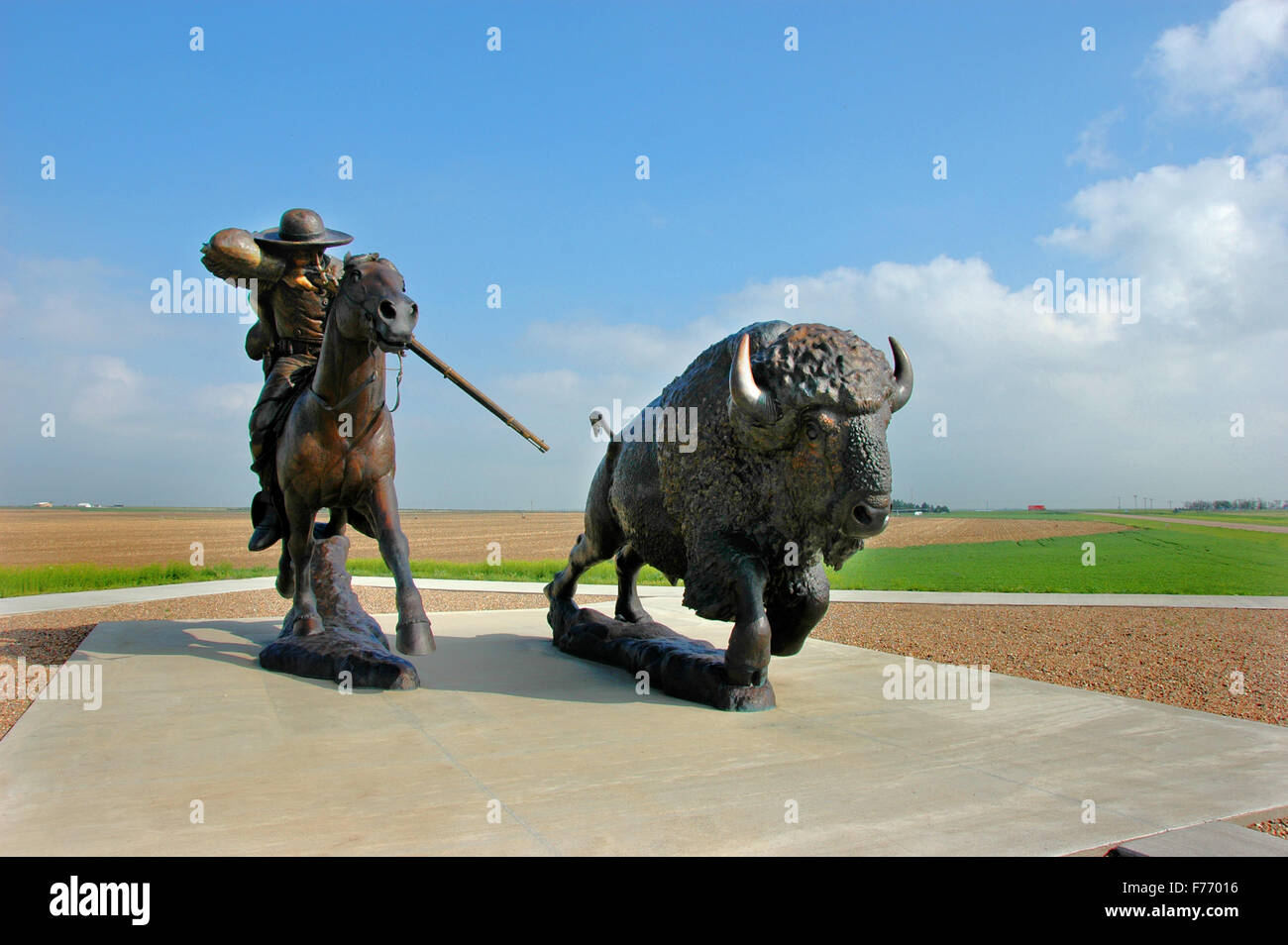 William Buffalo Bill Cody Statue in Oakley, Kansas, von Bildhauer Charlie Norton. Cody ist Tötung ein "Goliath" Büffel aus seinem Pferd in den 1890er Jahren Stockfoto