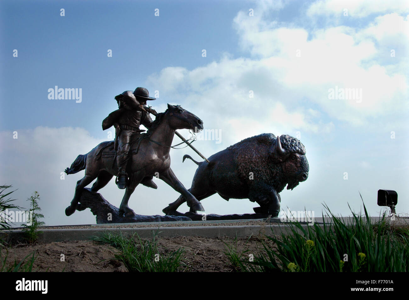 William Buffalo Bill Cody Statue in Oakley, Kansas, von Bildhauer Charlie Norton. Cody ist Tötung ein "Goliath" Büffel aus seinem Pferd in den 1890er Jahren Stockfoto