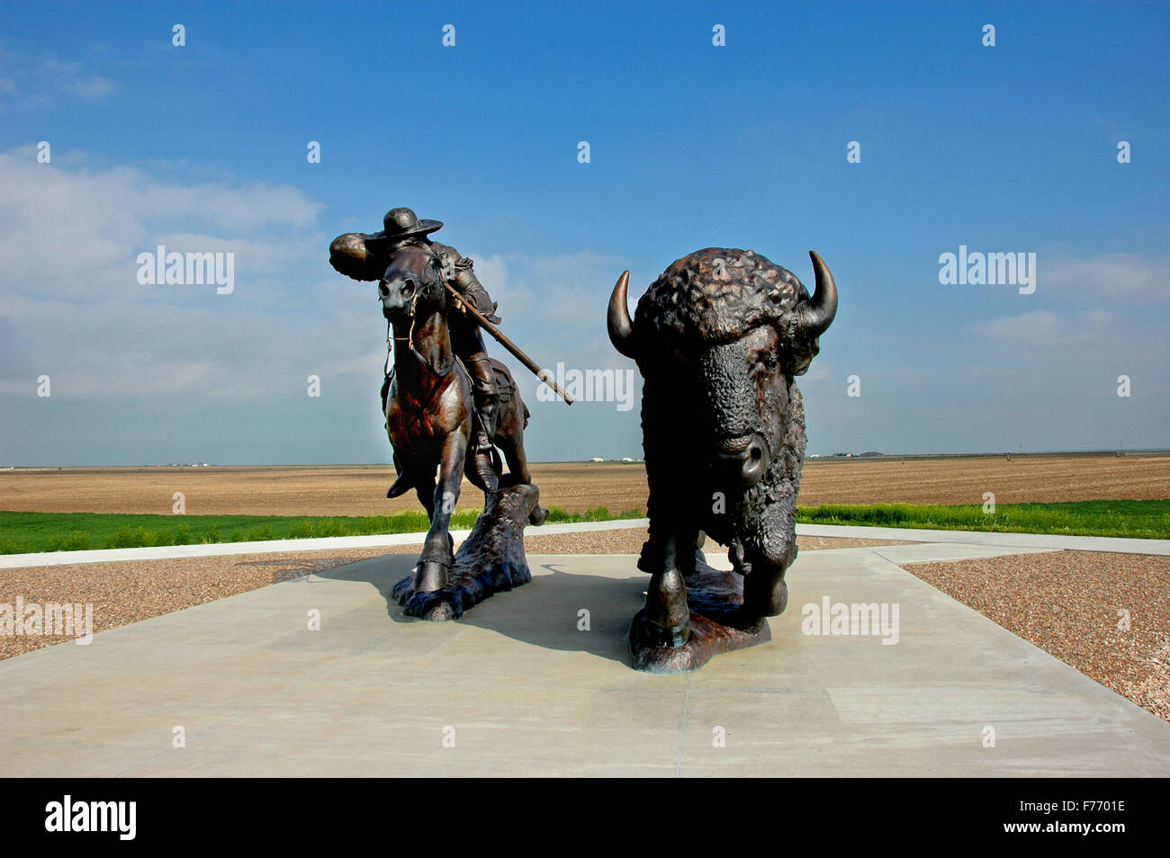 William Buffalo Bill Cody Statue in Oakley, Kansas, von Bildhauer Charlie Norton. Cody ist Tötung ein "Goliath" Büffel aus seinem Pferd in den 1890er Jahren Stockfoto