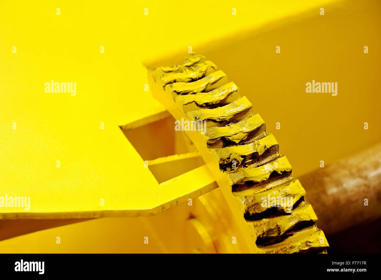Große gelbe Industriegetriebe mit Fett drauf Stockfoto