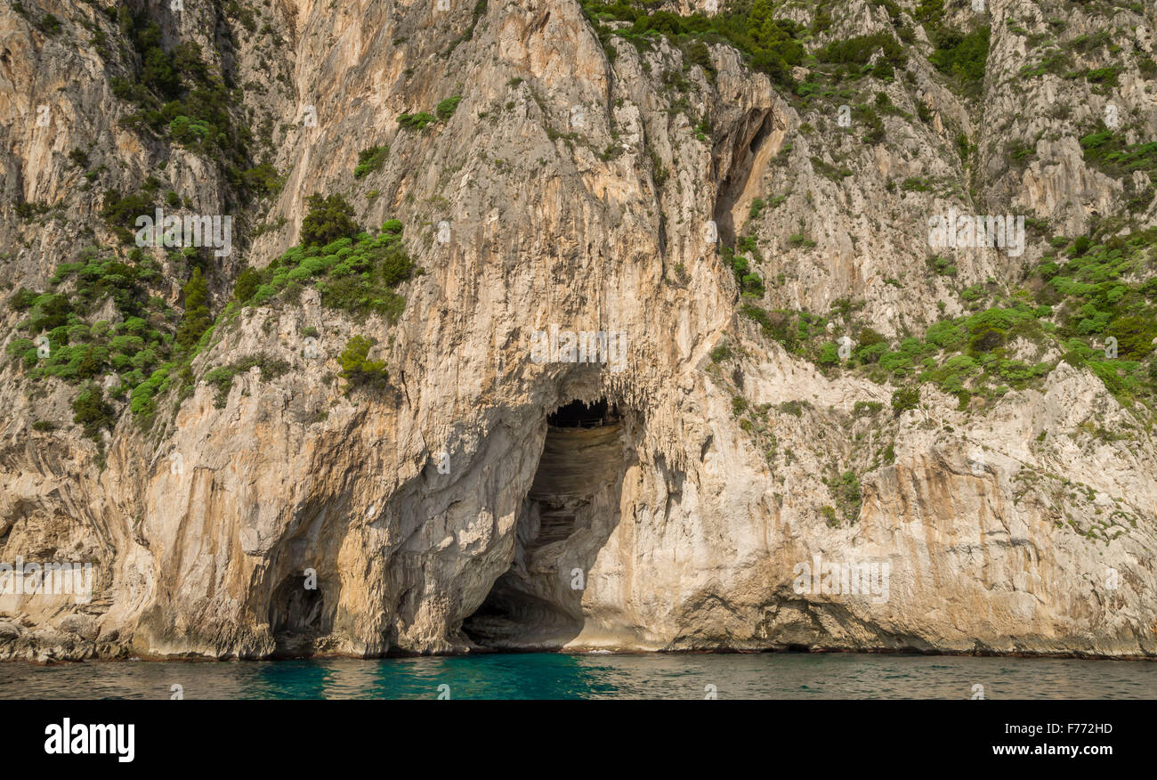 Weiße Grotte. Küstenfelsen am Mittelmeer in Capri Insel, von einem Motorboot-Tour gesehen. Stockfoto