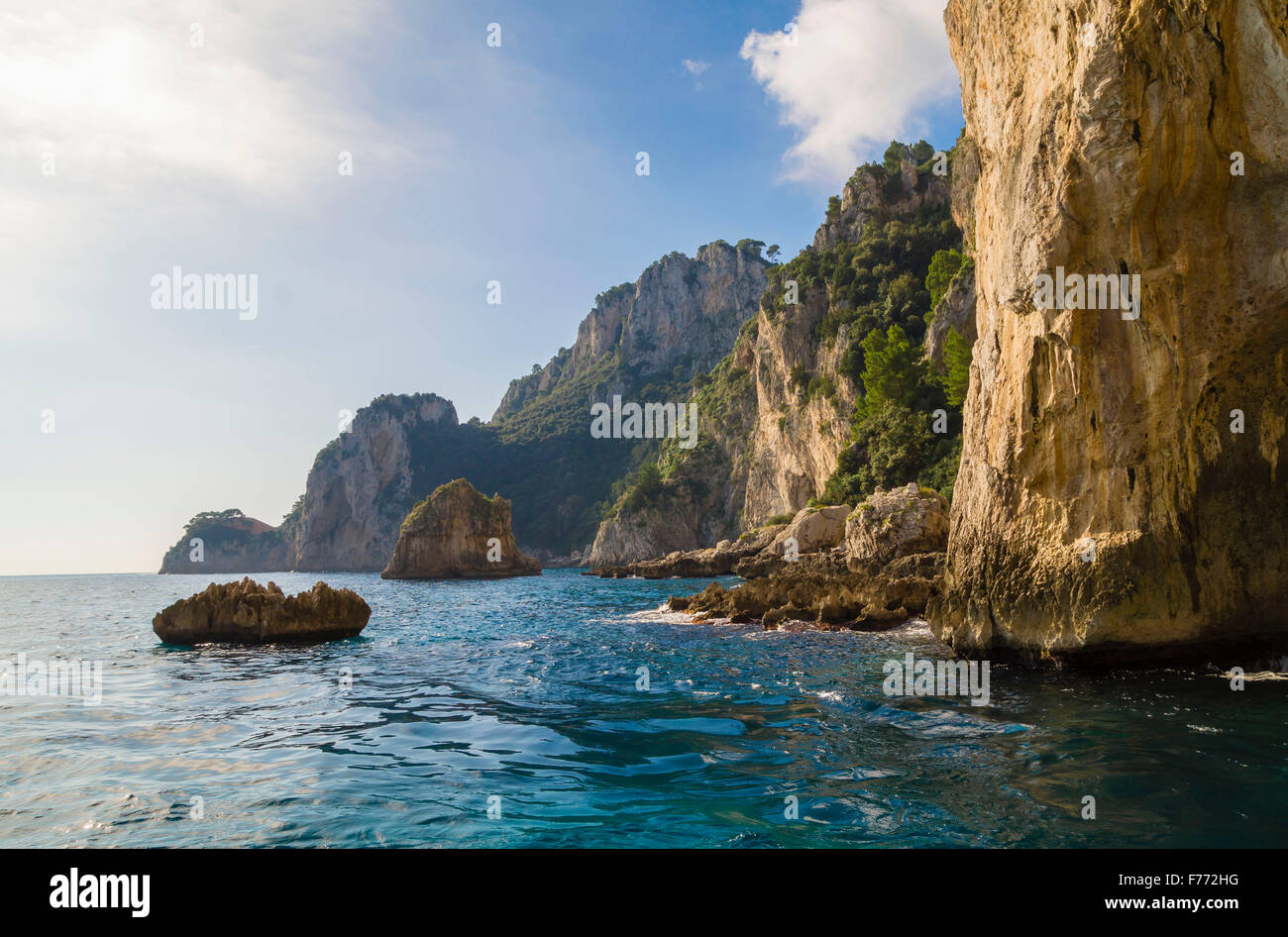 Küstenfelsen am Mittelmeer in Capri Insel, von einem Motorboot-Tour gesehen. Stockfoto