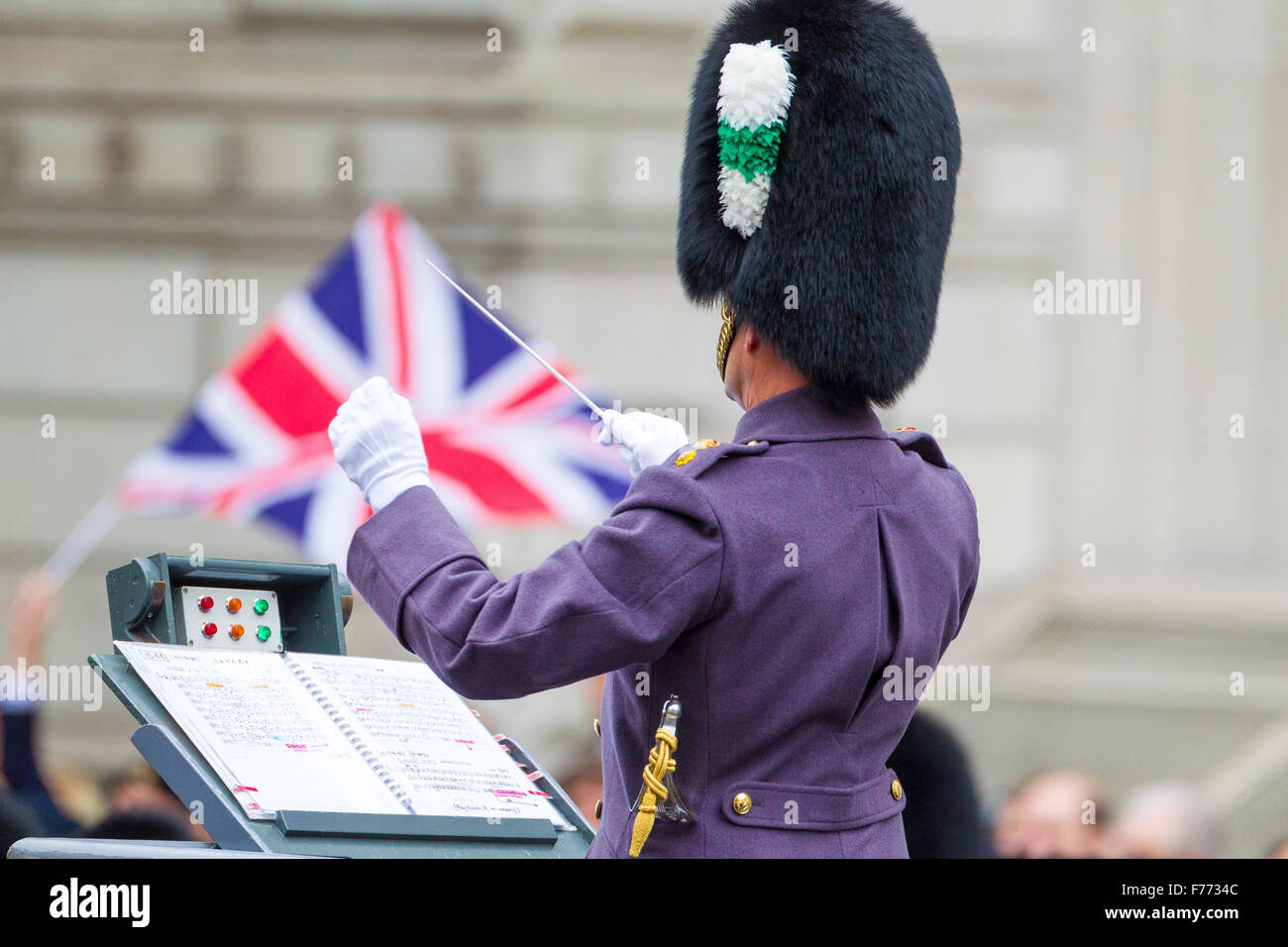 Senior Director of Music, Oberstleutnant Kevin Roberts, Durchführung von während der Kenotaph Zeremonie 2015 Stockfoto