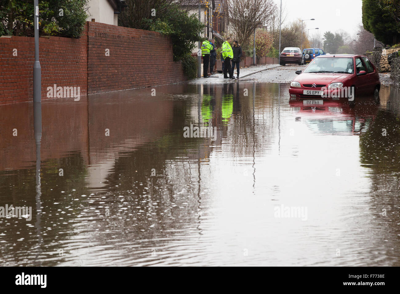 Die aufgetretenen auf Weide Lane, Clayton, Bradford, Überschwemmungen am 15. November 2015 aufgrund der anhaltenden Regenfälle. Stockfoto