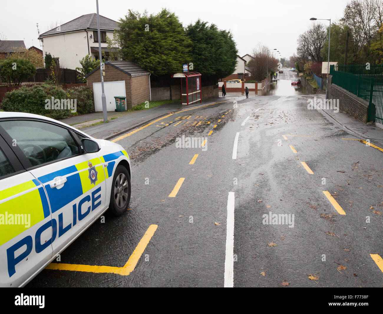 Die aufgetretenen auf Weide Lane, Clayton, Bradford, Überschwemmungen am 15. November 2015 aufgrund der anhaltenden Regenfälle. Stockfoto