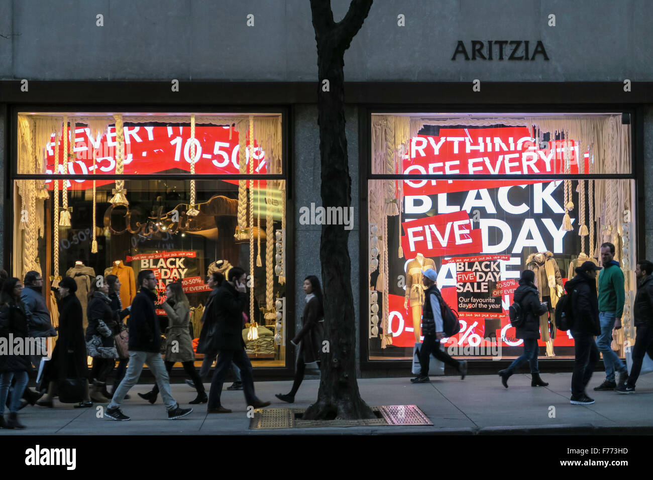 Aritzia Schaufenster Werbung Black Friday Sales, NYC Stockfoto