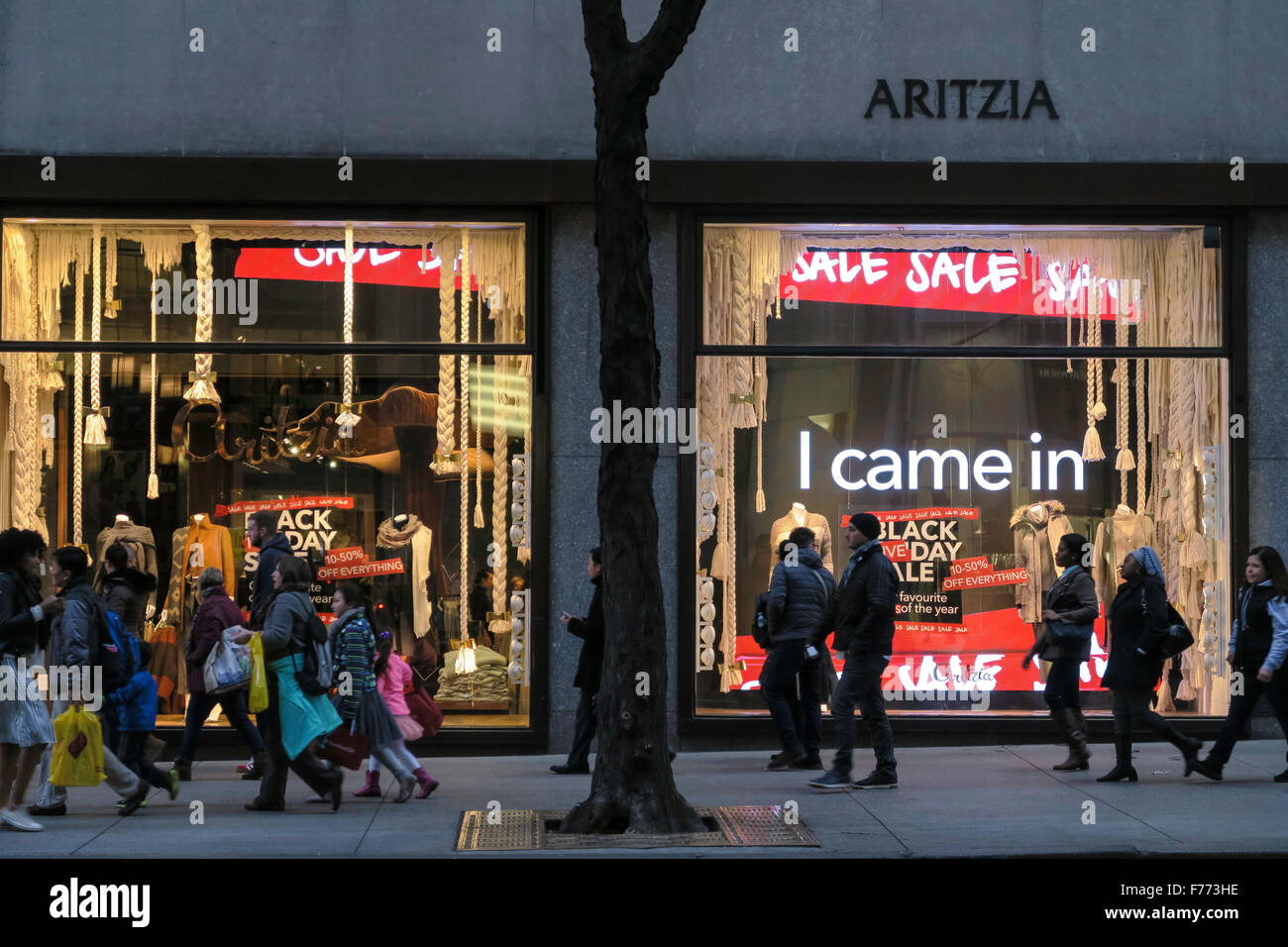 Aritzia Schaufenster Werbung Black Friday Sales, NYC Stockfoto