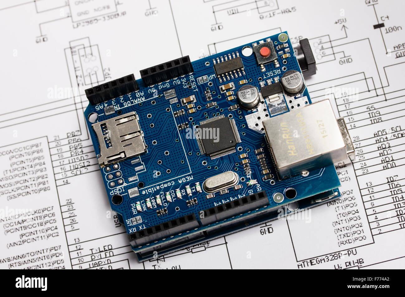 Arduino Uno-Mikrocontroller-Board mit Ethernet shield Stockfoto