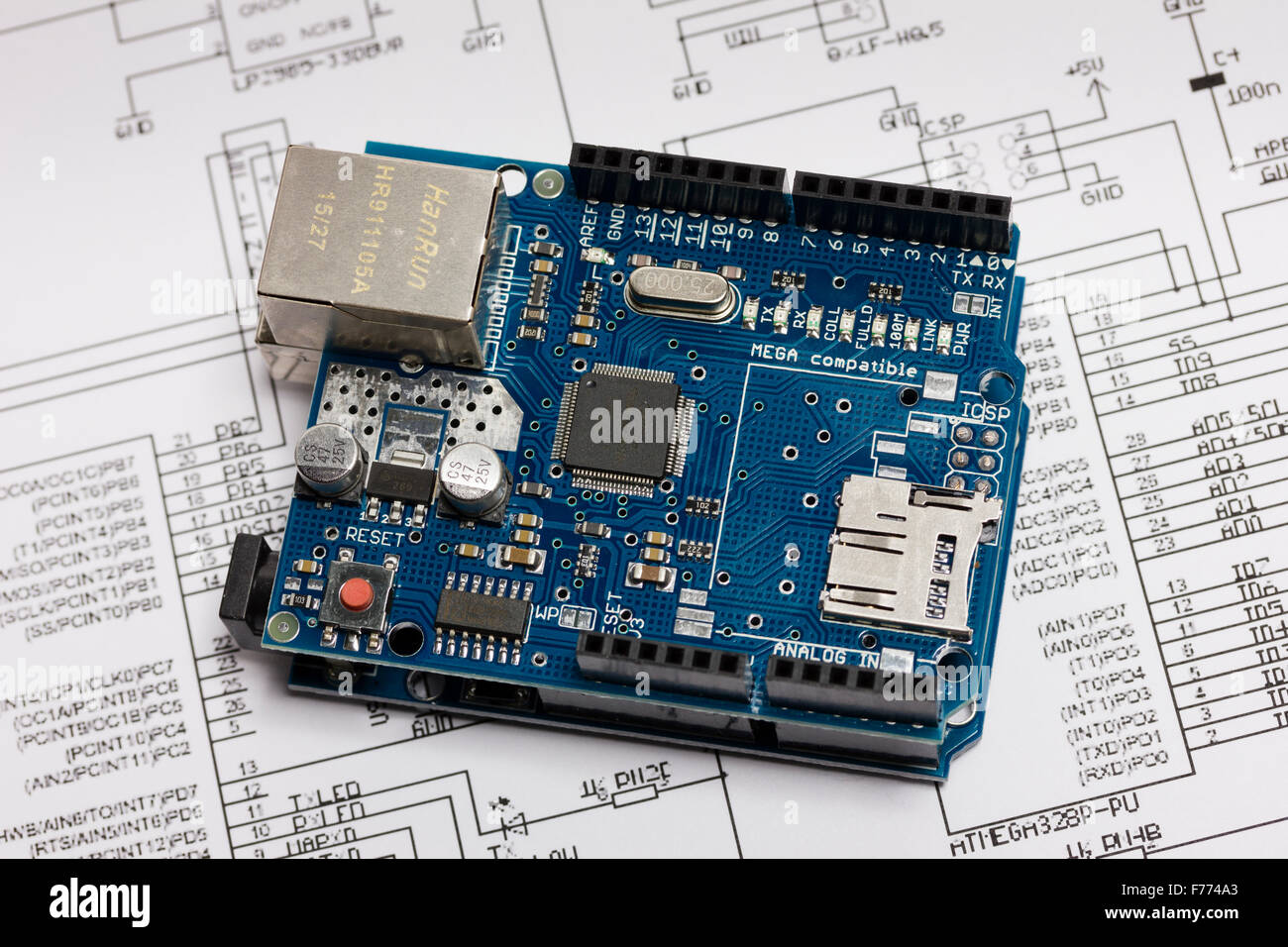 Arduino Uno-Mikrocontroller-Board mit Ethernet shield Stockfoto