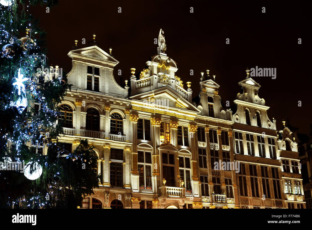 Brüssel, Belgien-NOVEMBER 22, 2015: Grand Place von Brüssel in regnerischen Abend. Weniger Touristen als üblich wegen Terrordrohungen Stockfoto