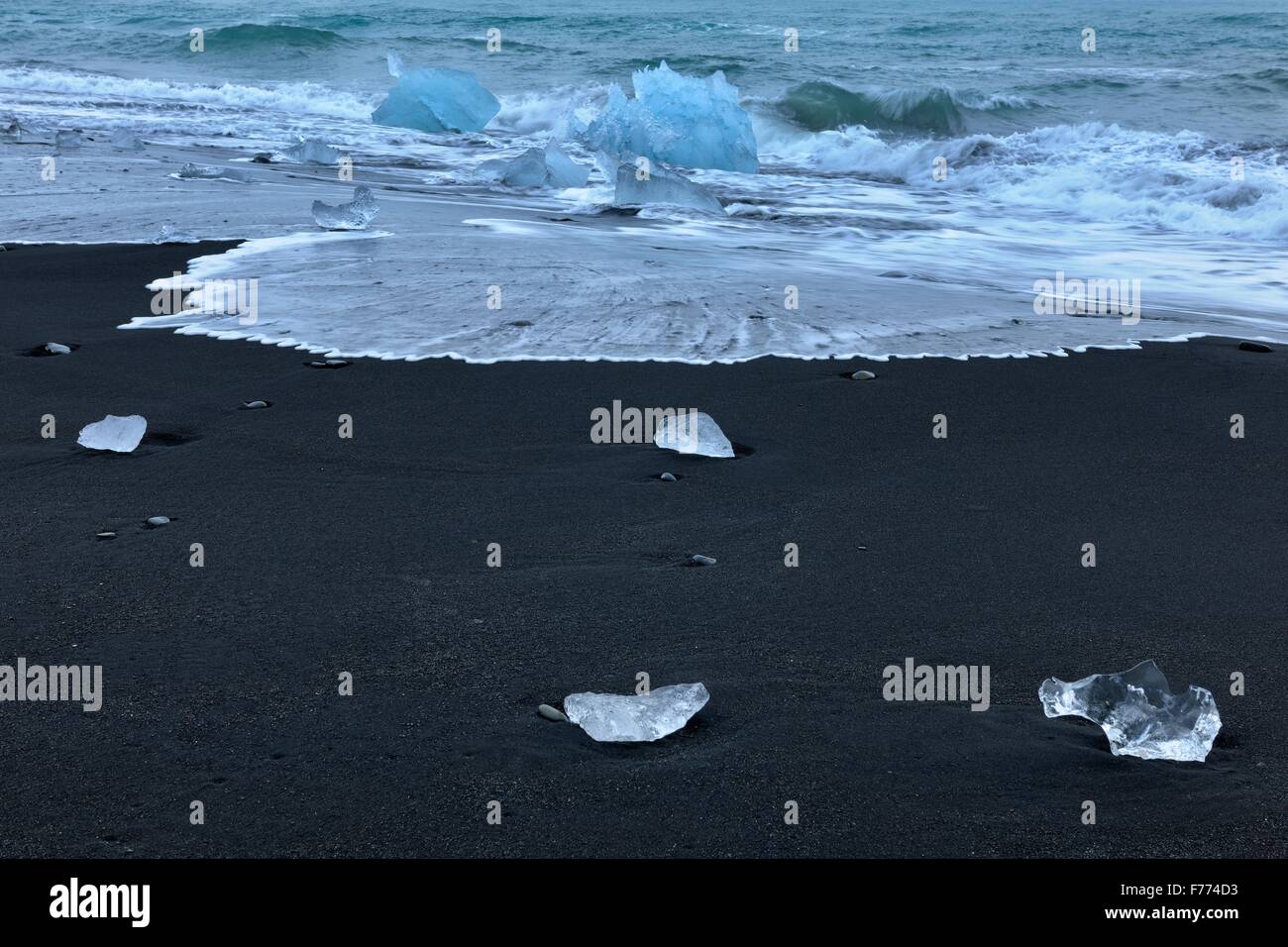 Gestrandete Eisberge an der schwarzen Lava Breidarsandur, South Island, Island Stockfoto