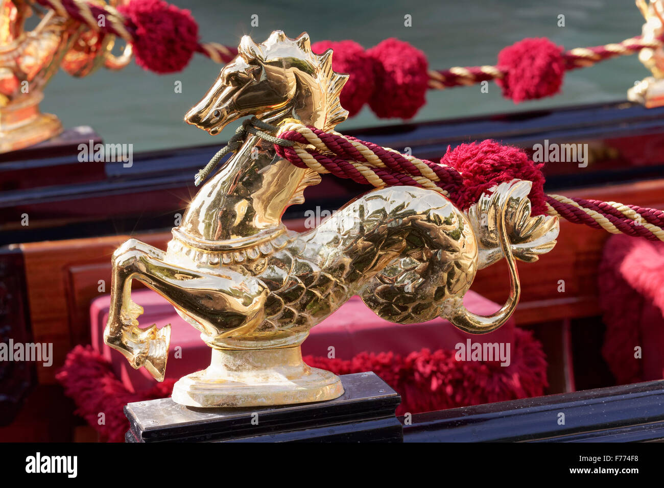 Pferd mit Fischschwanz, Messing Figur auf venezianische Gondel, Venedig, Veneto, Italien Stockfoto