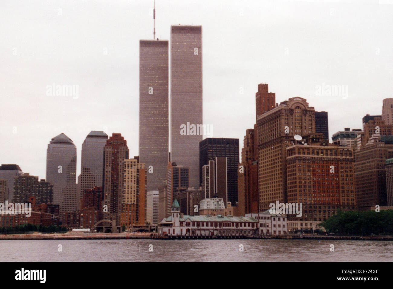 Skyline von Manhattan Mit Den Twin Towers / Zwillingstuermen des World Trade Center, Manhattan / Brooklyn, New York, USA. Stockfoto
