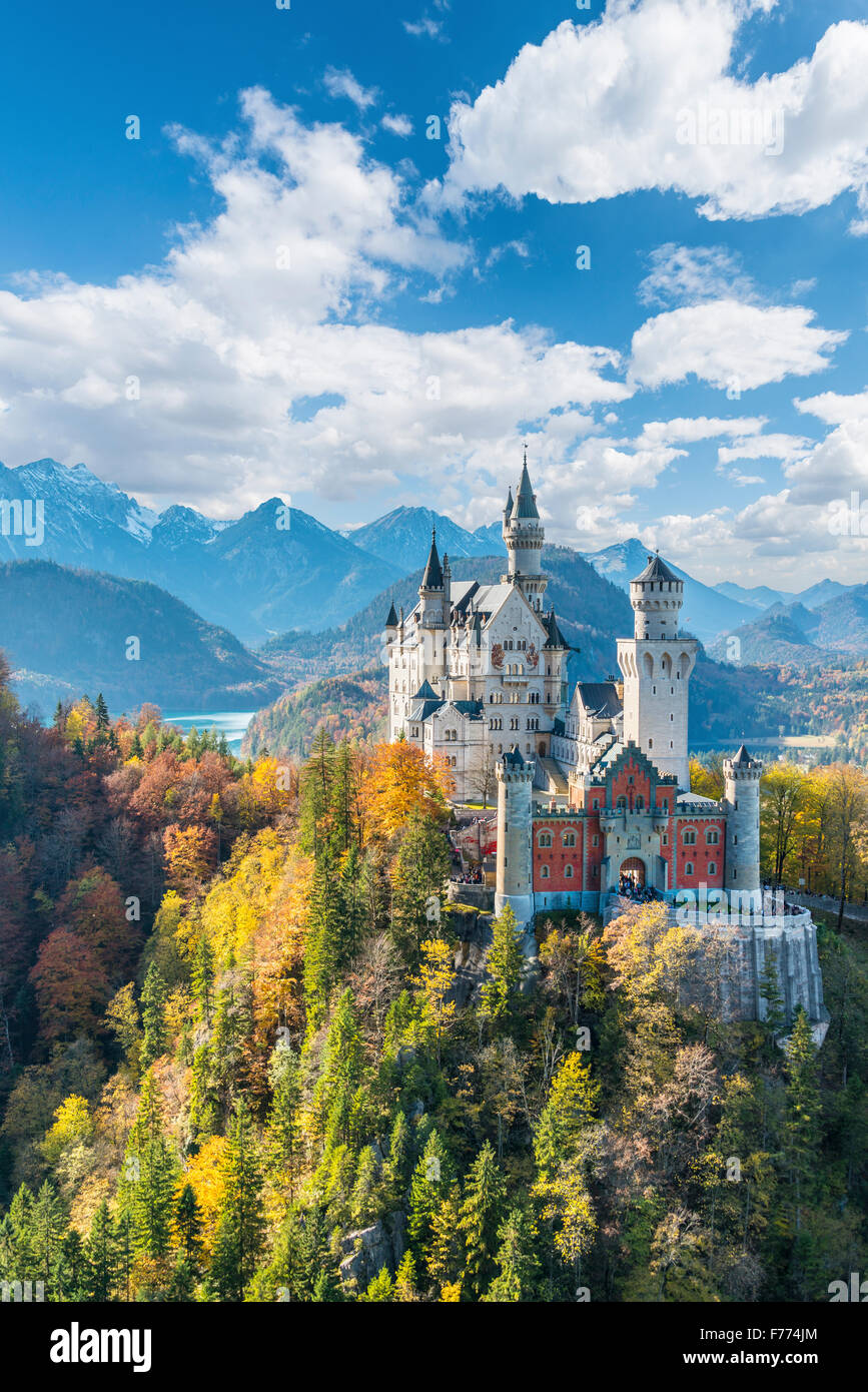 Das Schloss Neuschwanstein im Herbst, Alpsee hinter Schwangau, Ostallgäu, Allgäu, Swabia, Upper Bavaria, Bavaria, Germany Stockfoto