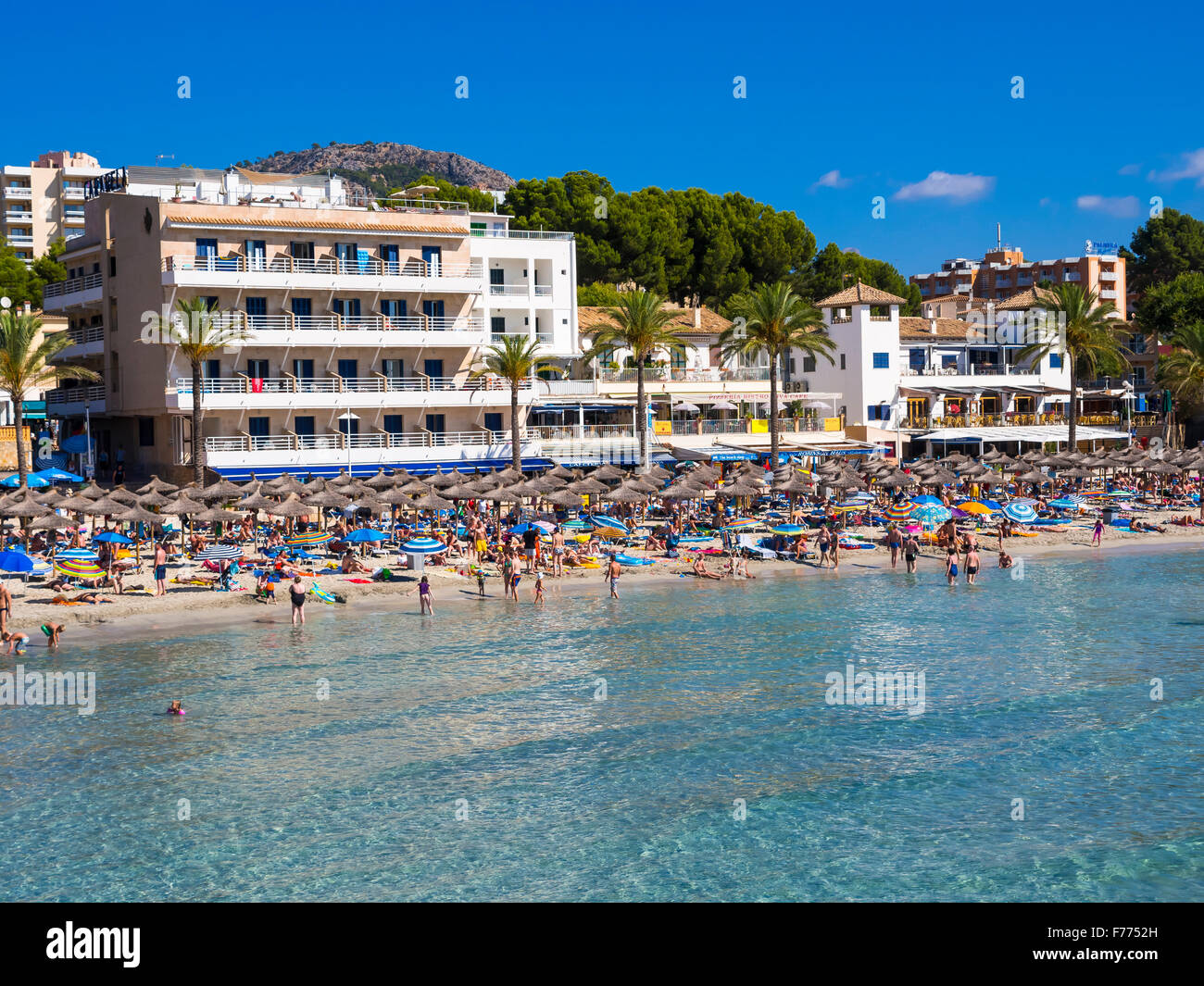 Belebten Strand von Peguera, Mallorca, Balearen, Spanien Stockfoto