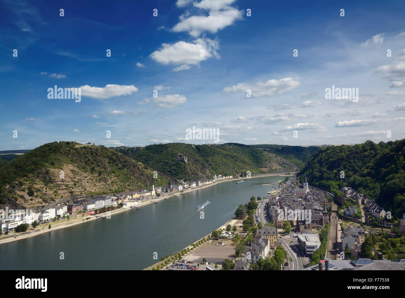 Blick auf St. Goar rechts und St. Goarshausen links, Rheinschlucht, Rheinland-Pfalz, Deutschland Stockfoto