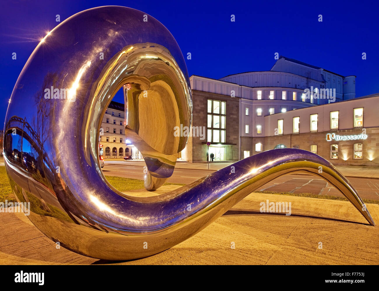 Skulptur von Tony Cragg, ich bin lebendig, poliertem Edelstahl, beleuchtet in der Nacht, Oper hinter, Wuppertal Stockfoto