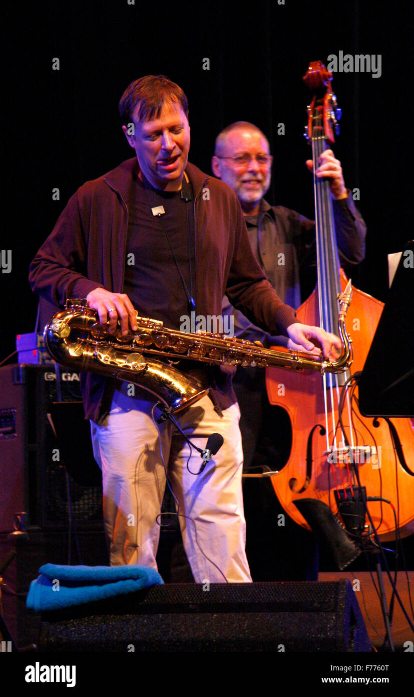 Chris Potter (Saxophon, Vorne), Dave Holland (Bass, Hinten) - Auftritt des Overtone Quartet, Jazzfest 2009, Haus der Berliner Fe Stockfoto